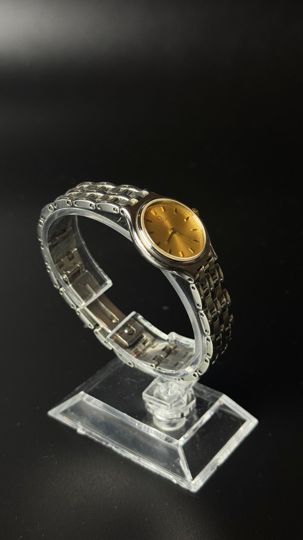 Omega – złota tarcza, srebrna bransoleta