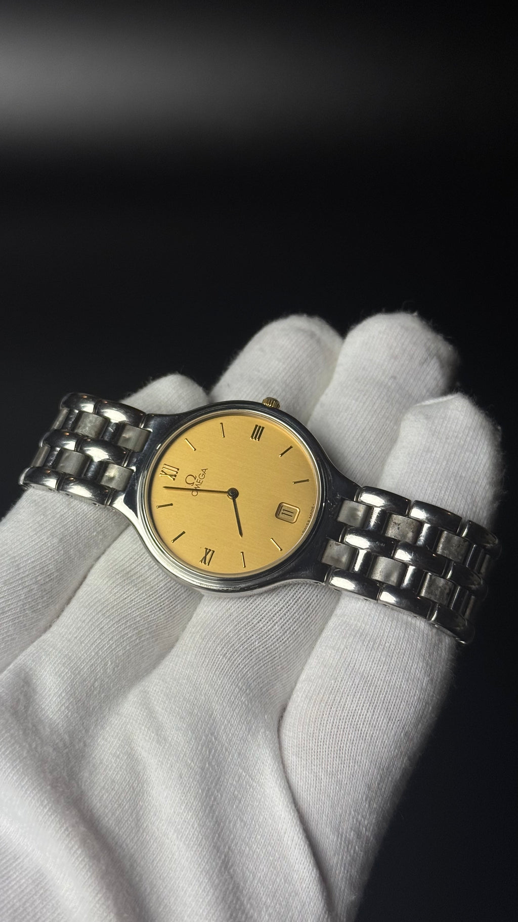Omega De Ville – złota tarcza, cyfry rzymskie, stalowa bransoleta, datownik
