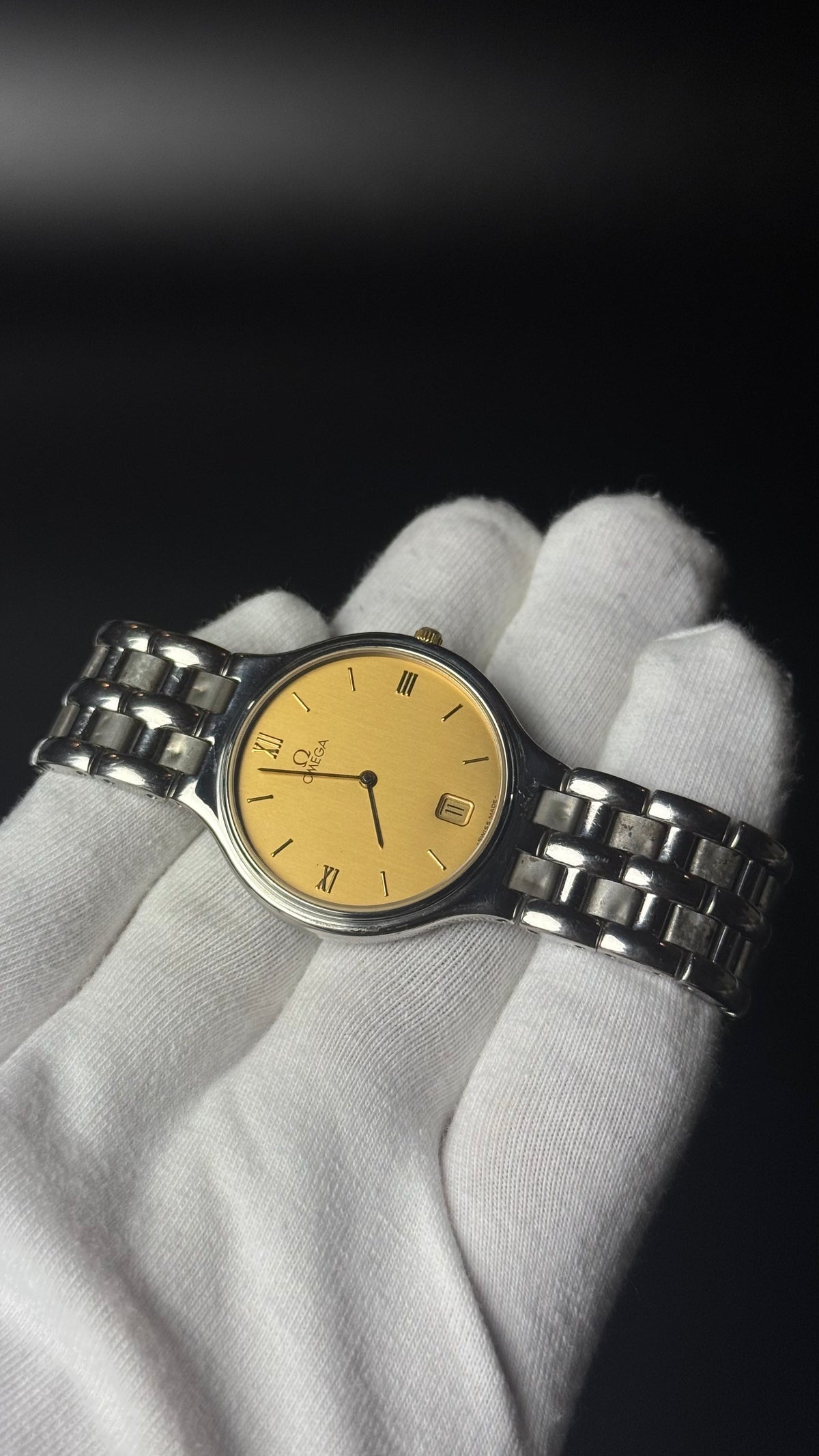 Omega De Ville – złota tarcza, cyfry rzymskie, stalowa bransoleta, datownik