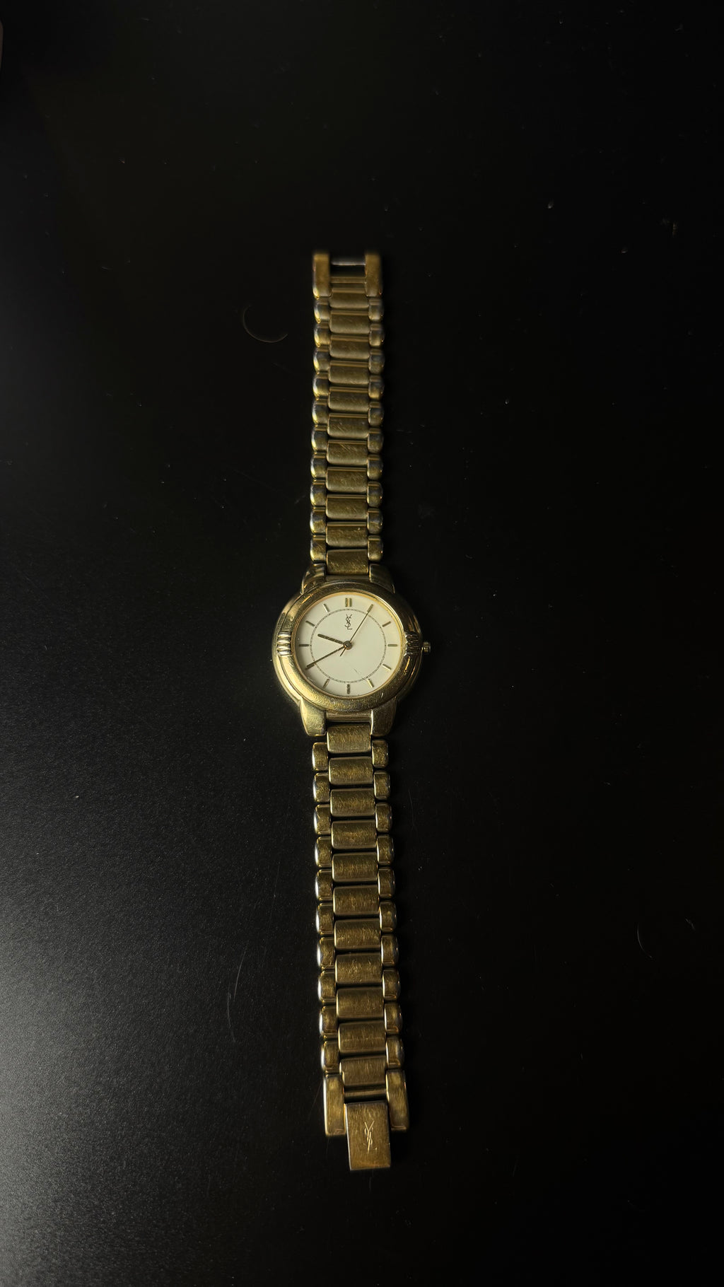 Yves Saint Laurent – zegarek vintage z kremową tarczą na złotej bransolecie