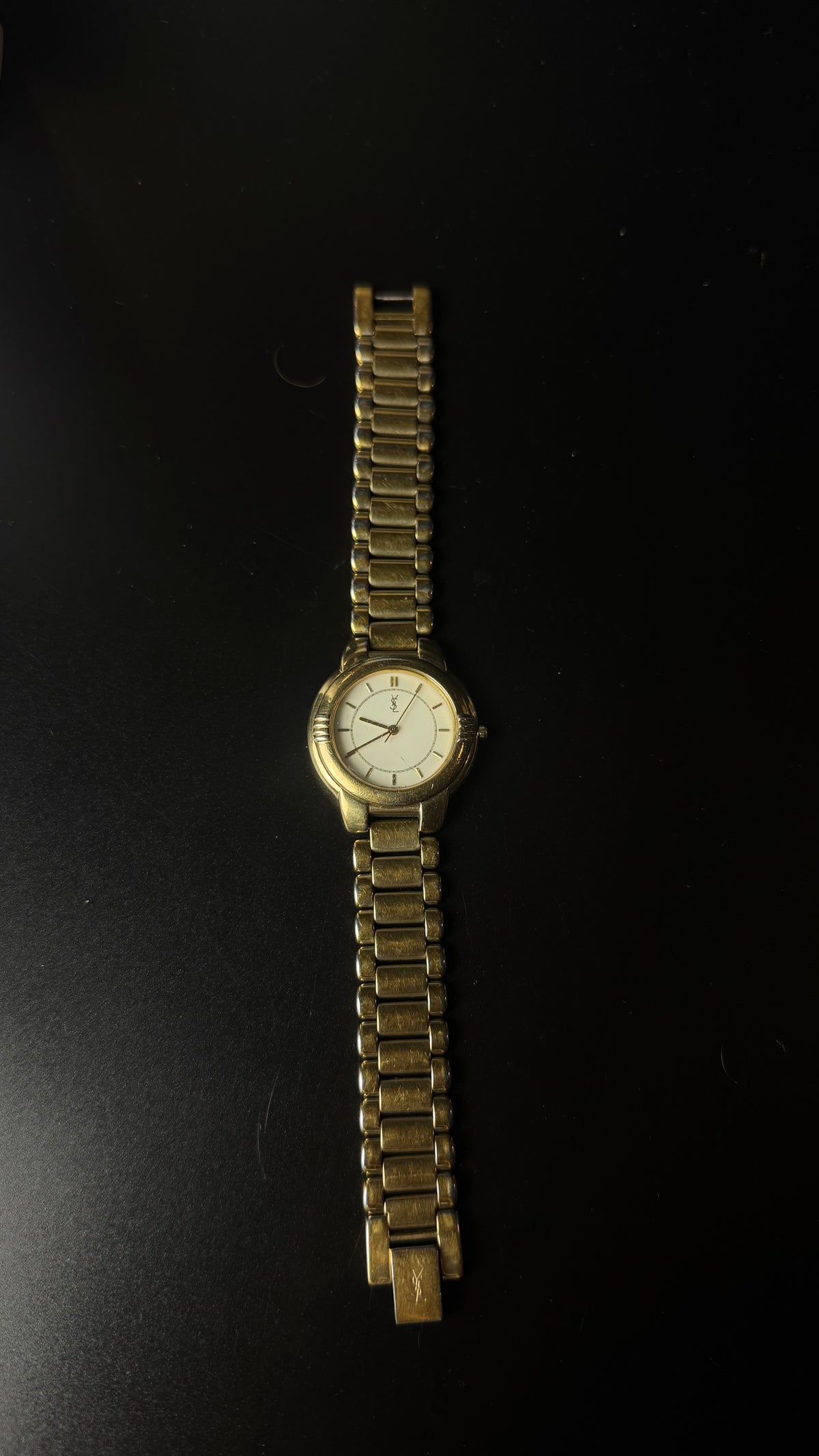 Yves Saint Laurent – zegarek vintage z kremową tarczą na złotej bransolecie