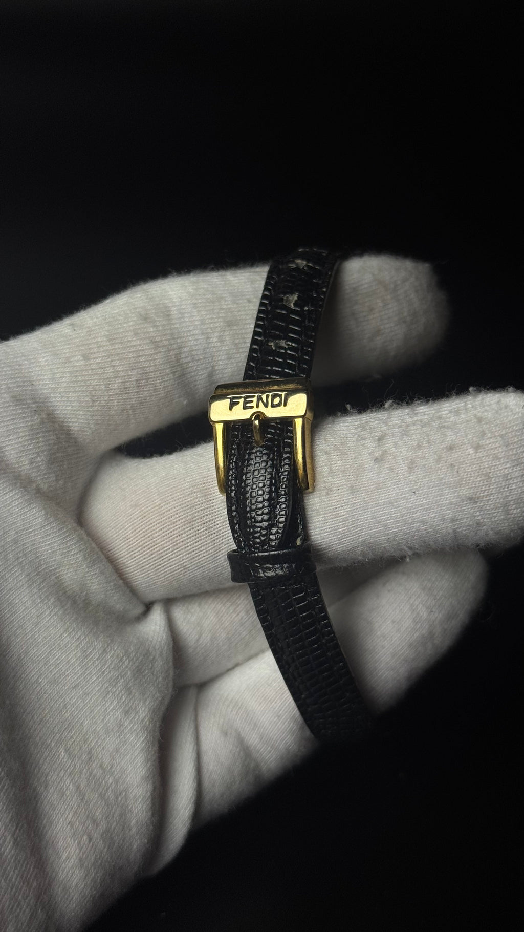 Fendi – owalna złota koperta, kremowa tarcza guilloché, czarny pasek
