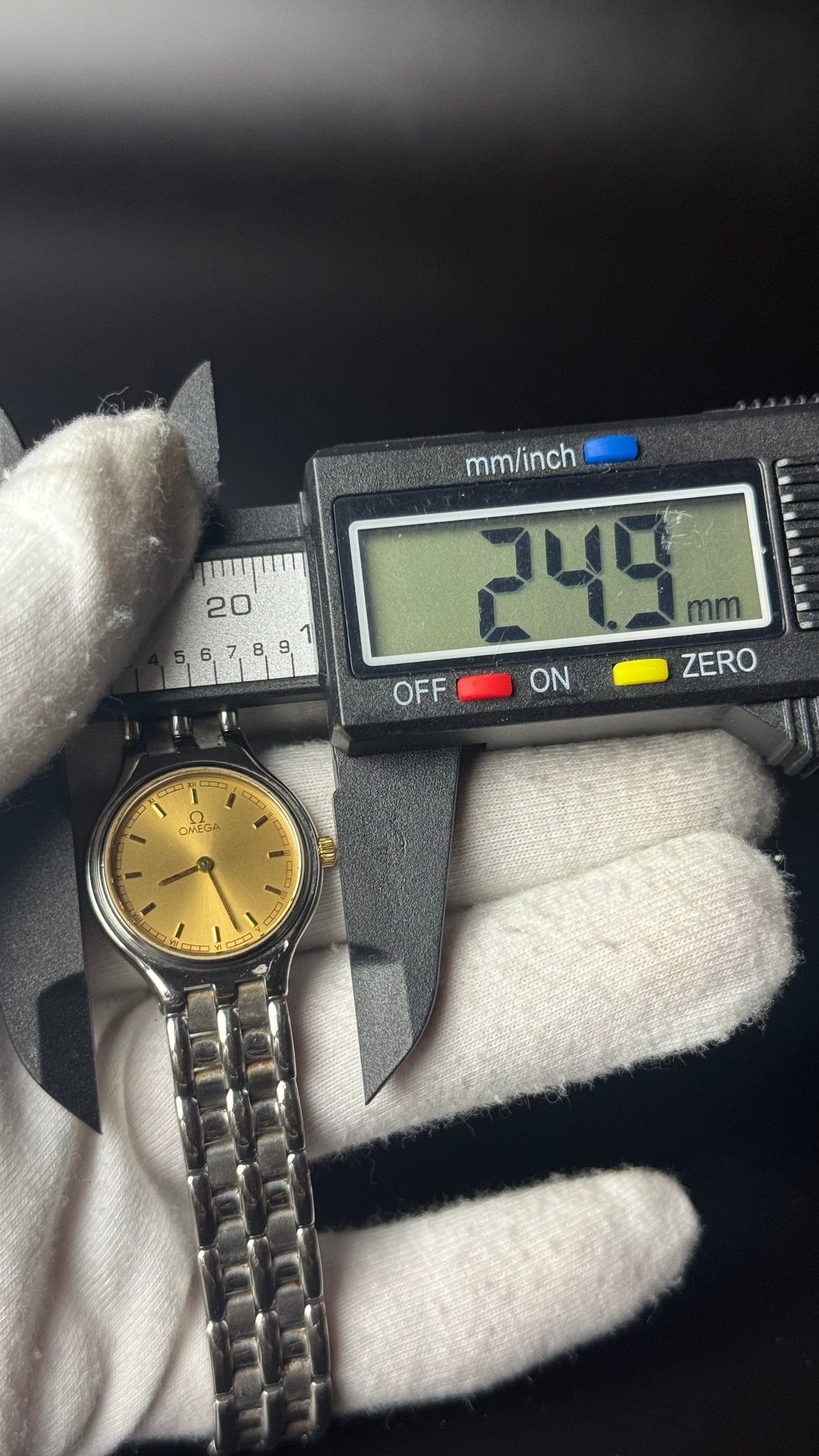 Omega – złota tarcza, srebrna bransoleta