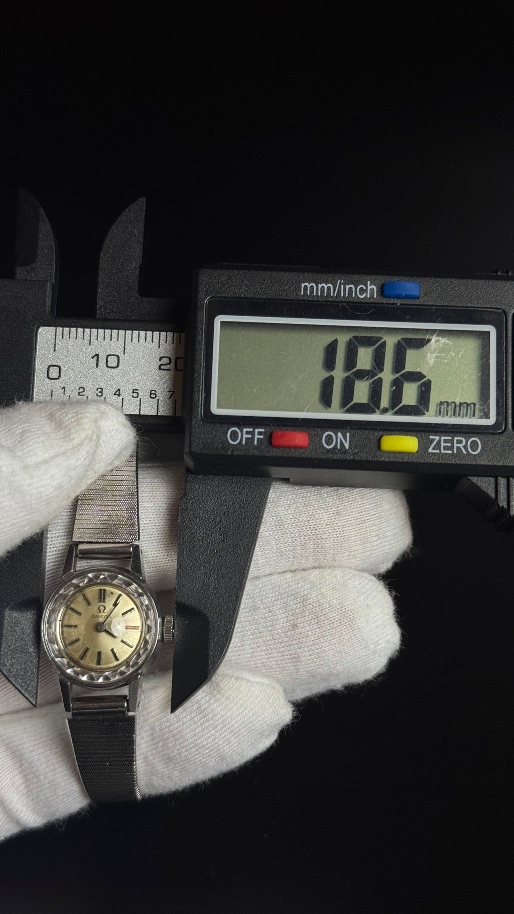 Omega – damski zegarek vintage z fasetowanym szkłem