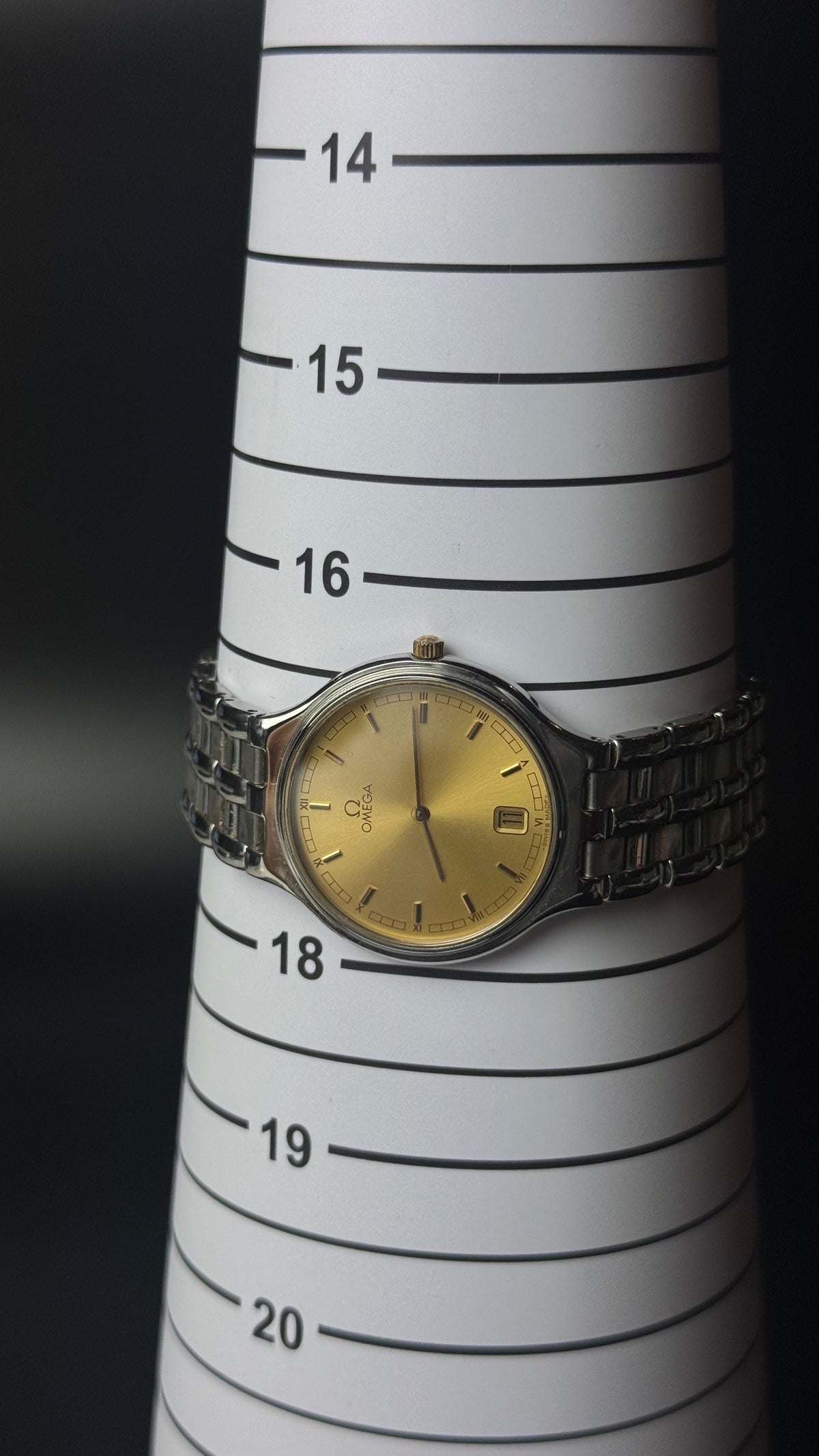 Omega – złota tarcza, srebrna bransoleta, datownik