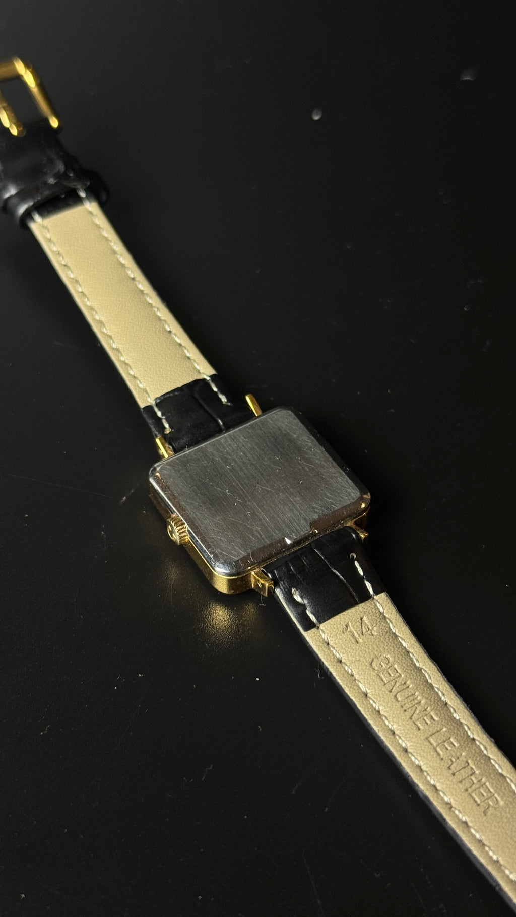 Omega De Ville – kwadratowa koperta, złota tarcza, czarny pasek