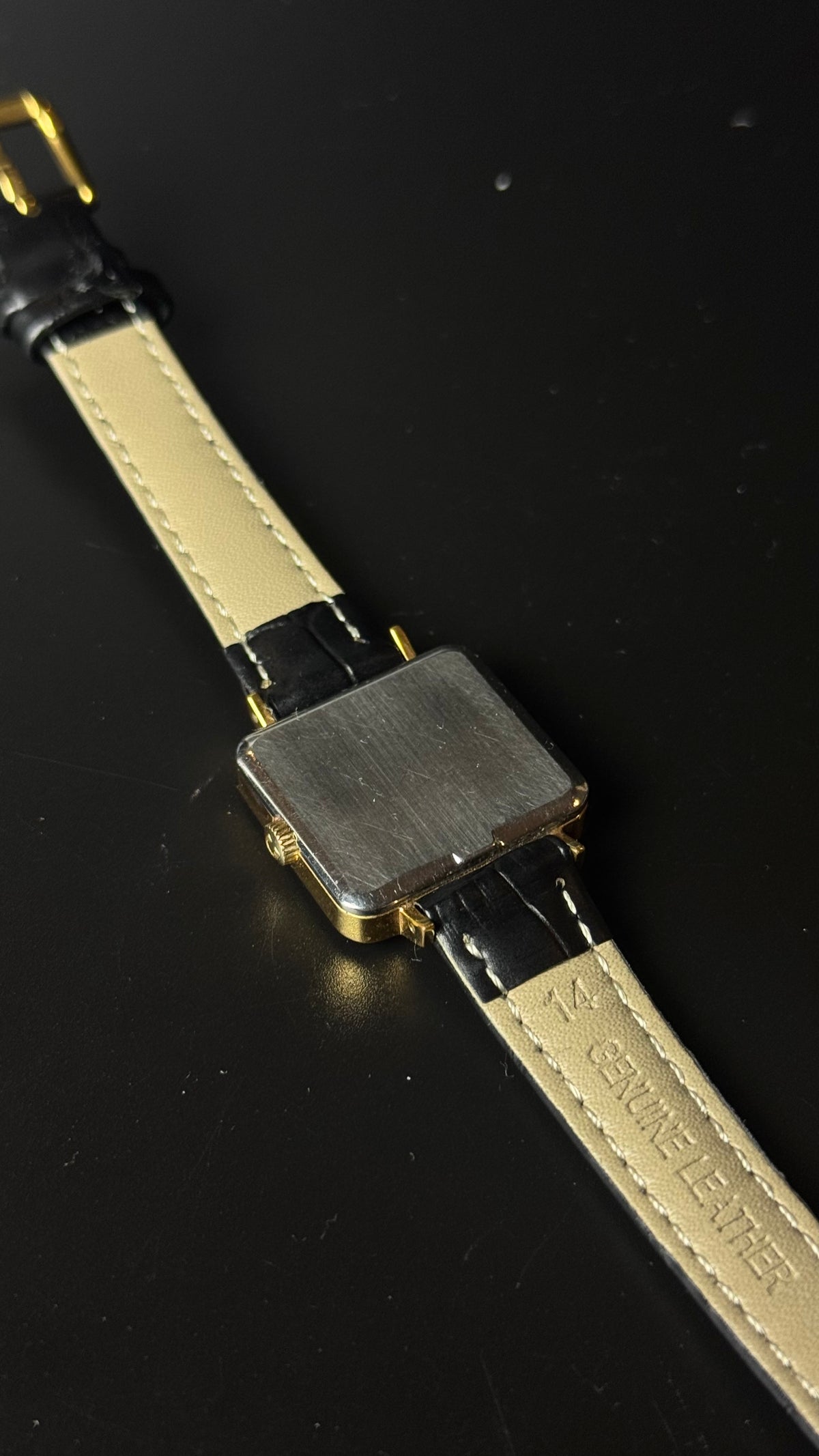 Omega De Ville – kwadratowa koperta, złota tarcza, czarny pasek