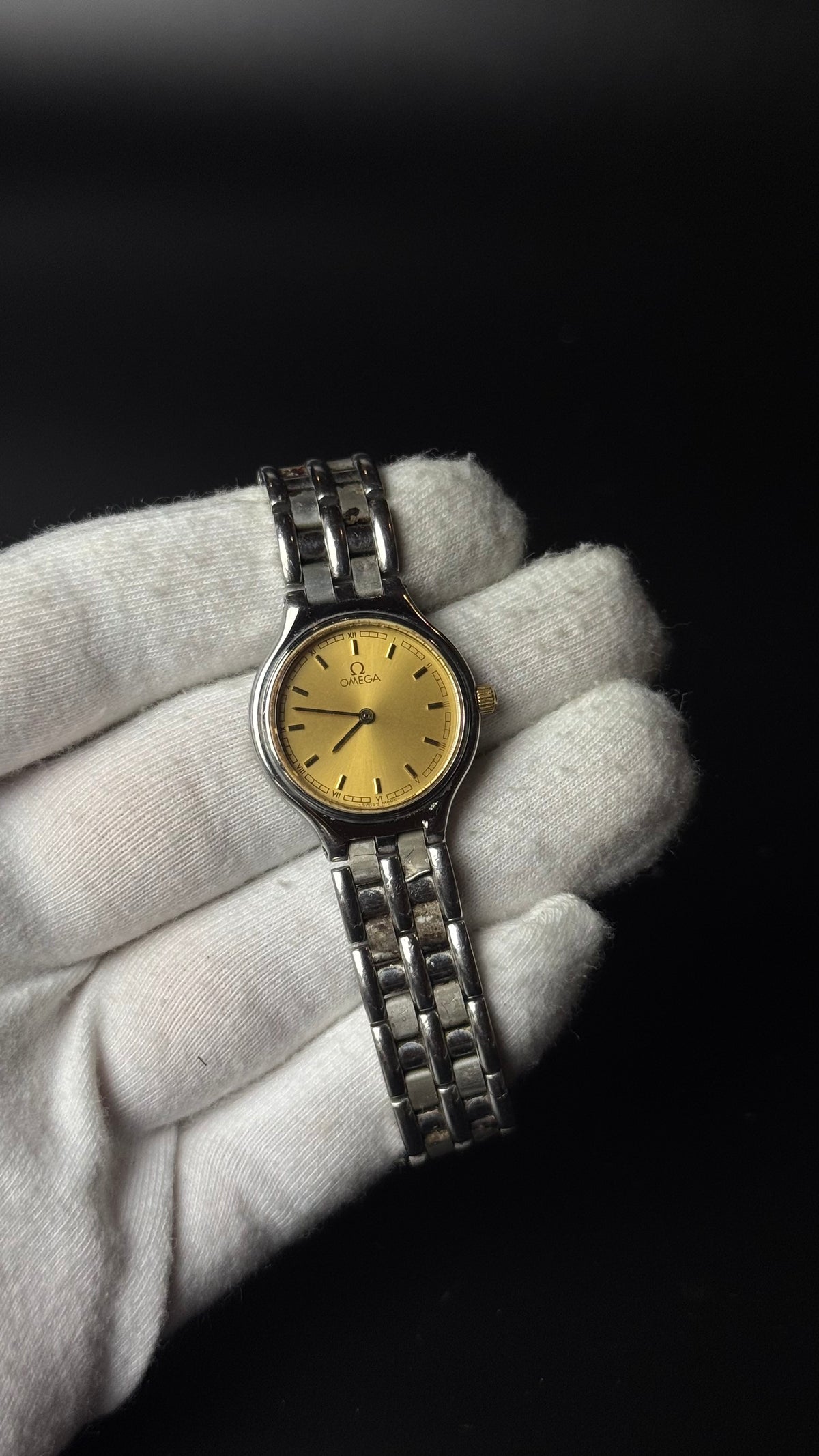 Omega – złota tarcza, srebrna bransoleta