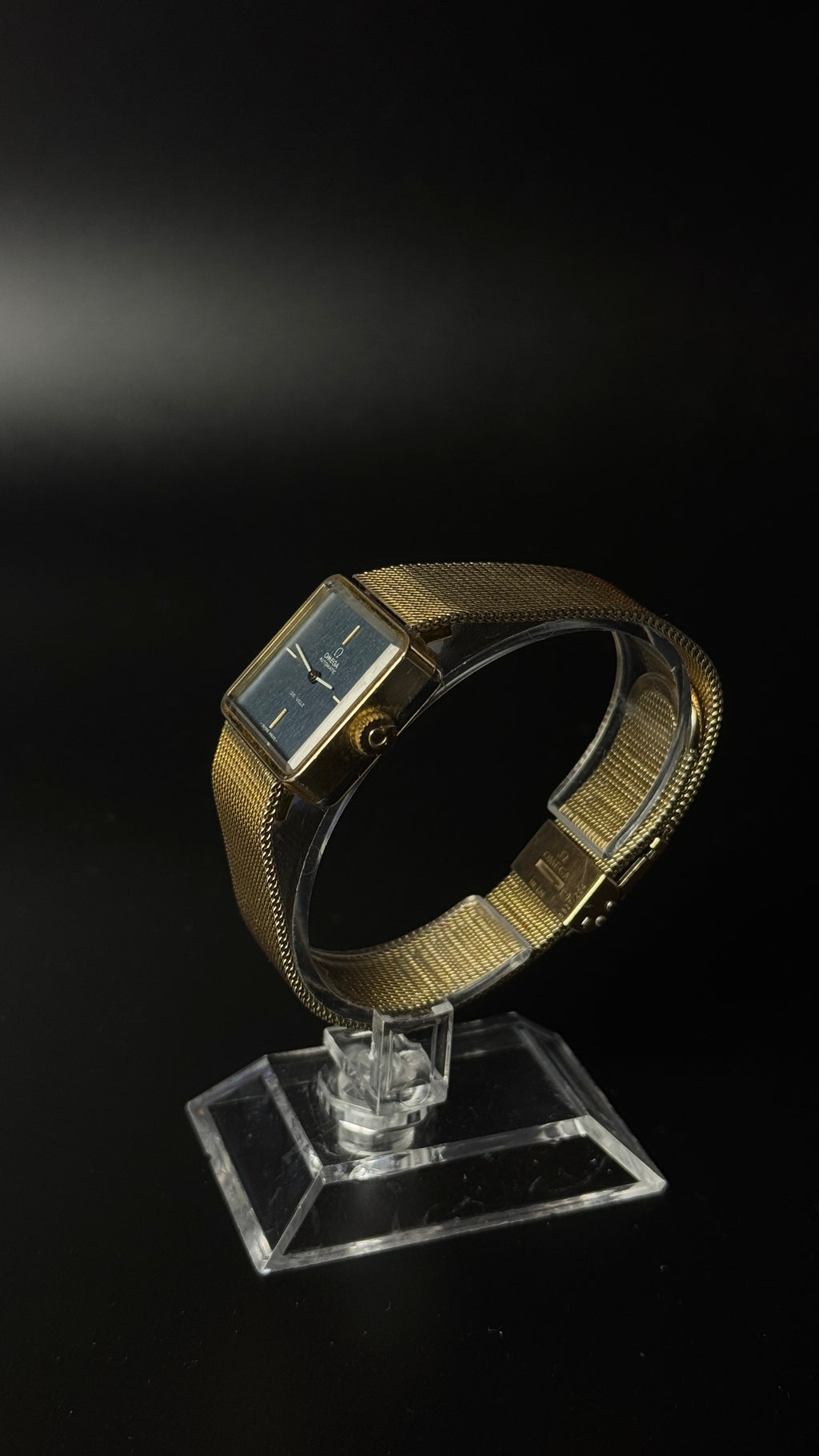 Omega De Ville Automatic – kwadratowa koperta, grafitowa tarcza, złota bransoleta mesh