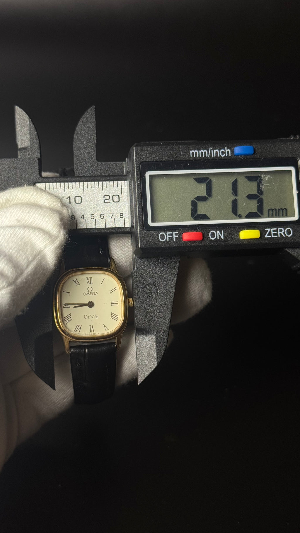 Omega De Ville – kremowa tarcza, cyfry rzymskie