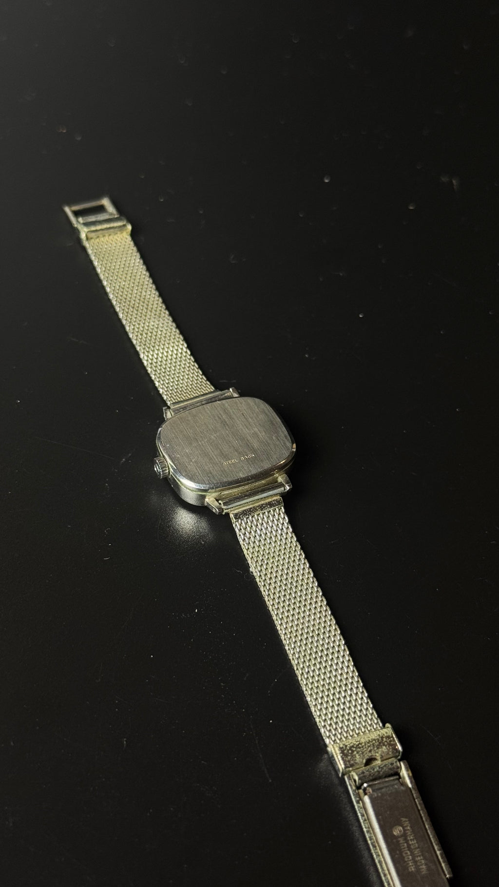 Omega Genève – zegarek vintage z szampańską tarczą na bransolecie mesh