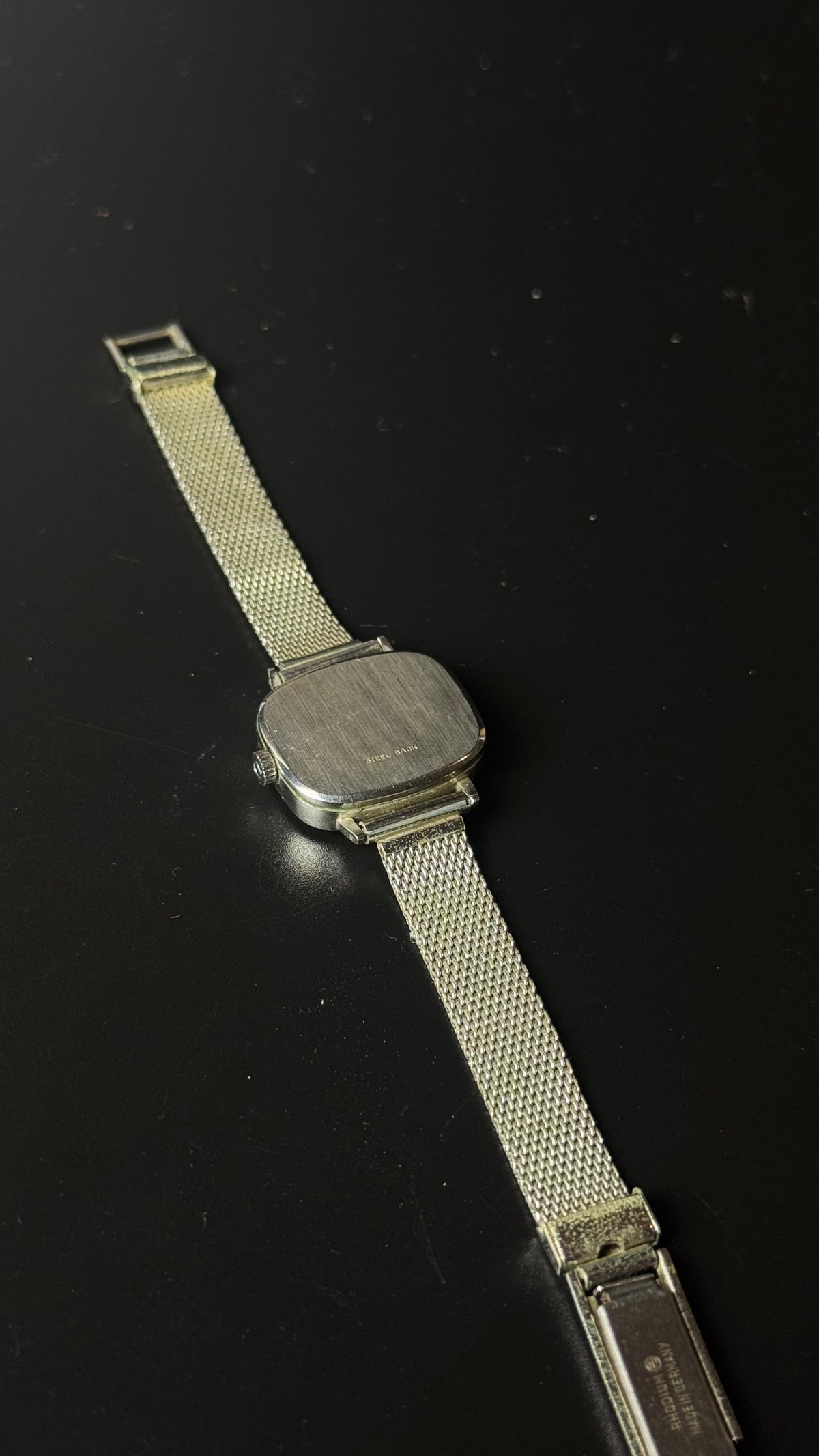 Omega Genève – zegarek vintage z szampańską tarczą na bransolecie mesh