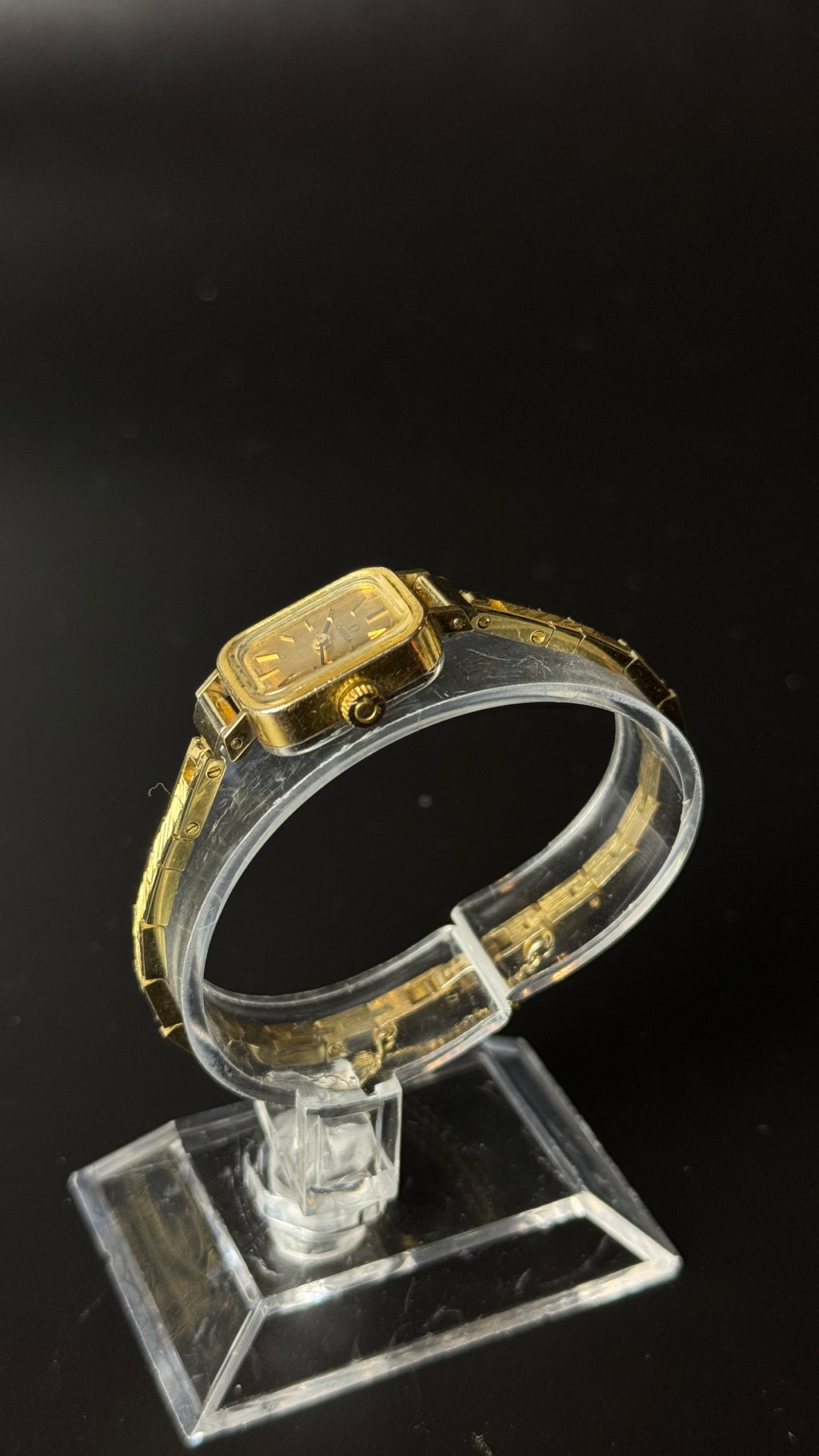 Omega – prostokątny zegarek vintage w złotym kolorze na ozdobnej bransolecie