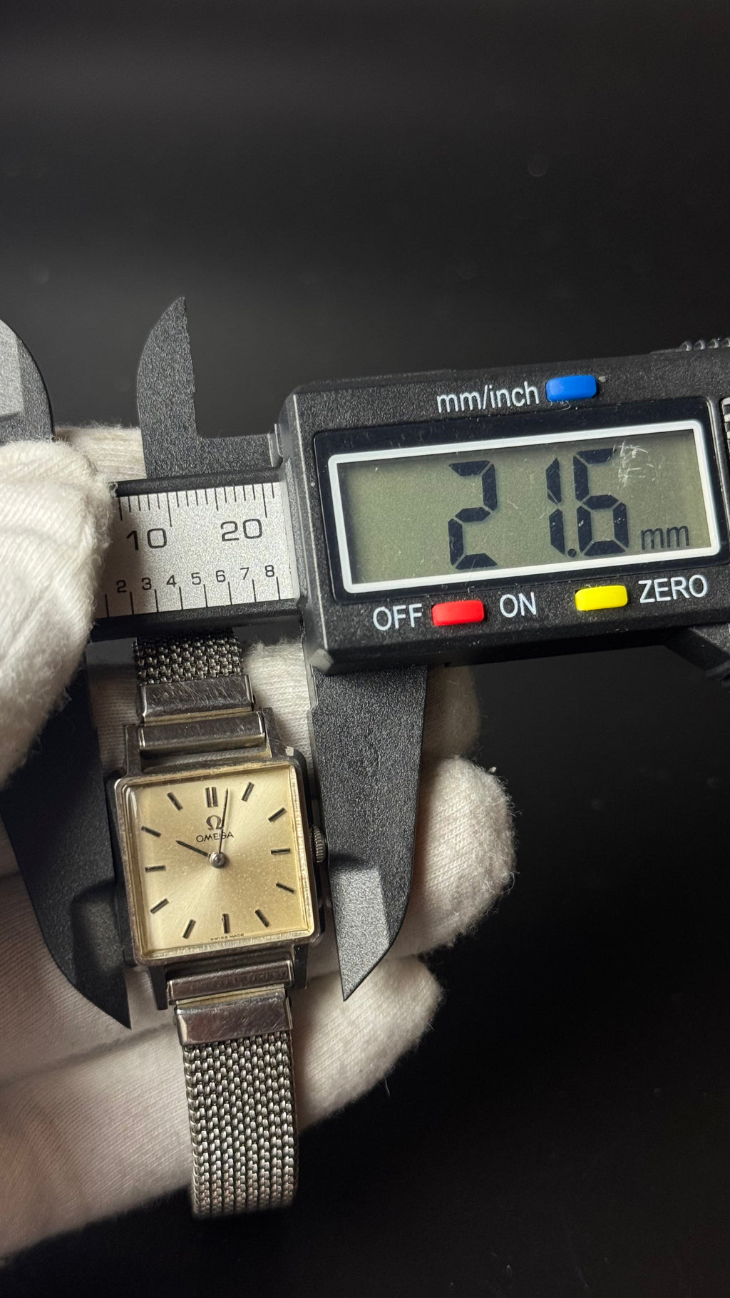 Omega – kwadratowy zegarek vintage z szampańską tarczą na bransolecie mesh