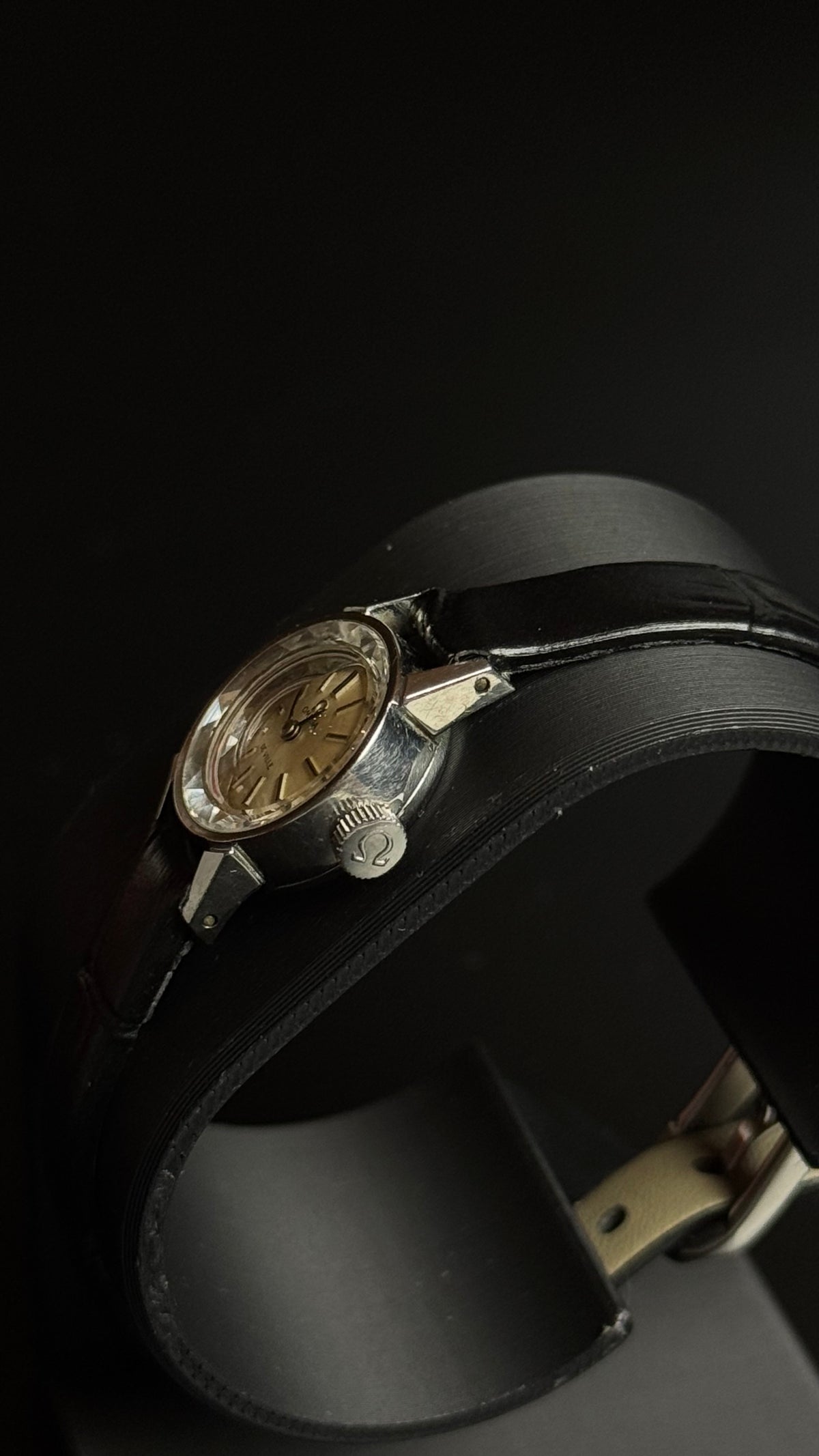 Omega De Ville – damski zegarek vintage z fasetowanym szkłem