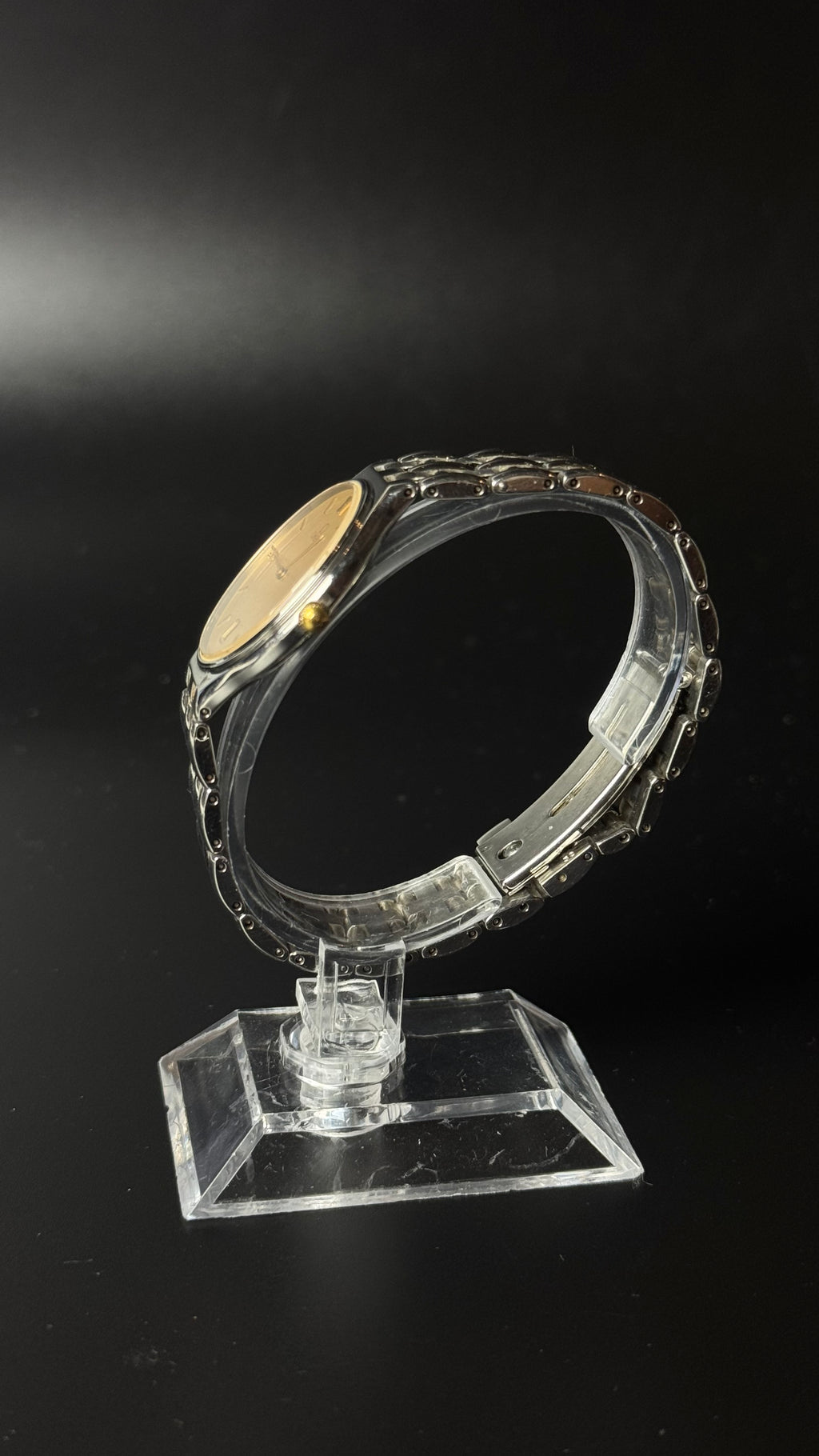Omega – złota tarcza, cyfry rzymskie, datownik, srebrna bransoleta