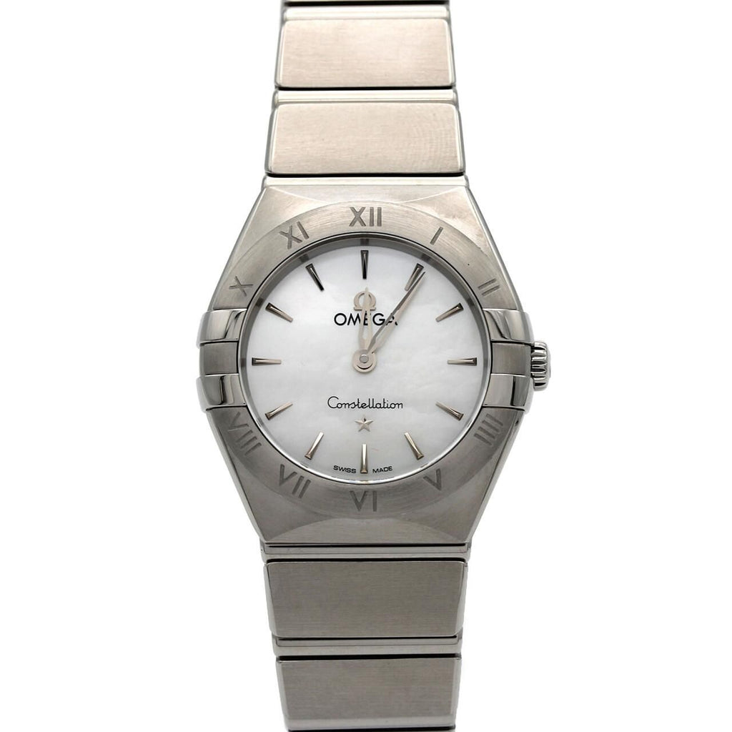 Omega Constellation Manhattan 131.10.25.60.05.001 – tarcza z masy perłowej, stalowa bransoleta