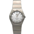 Omega Constellation Manhattan 131.10.25.60.05.001 – tarcza z masy perłowej, stalowa bransoleta