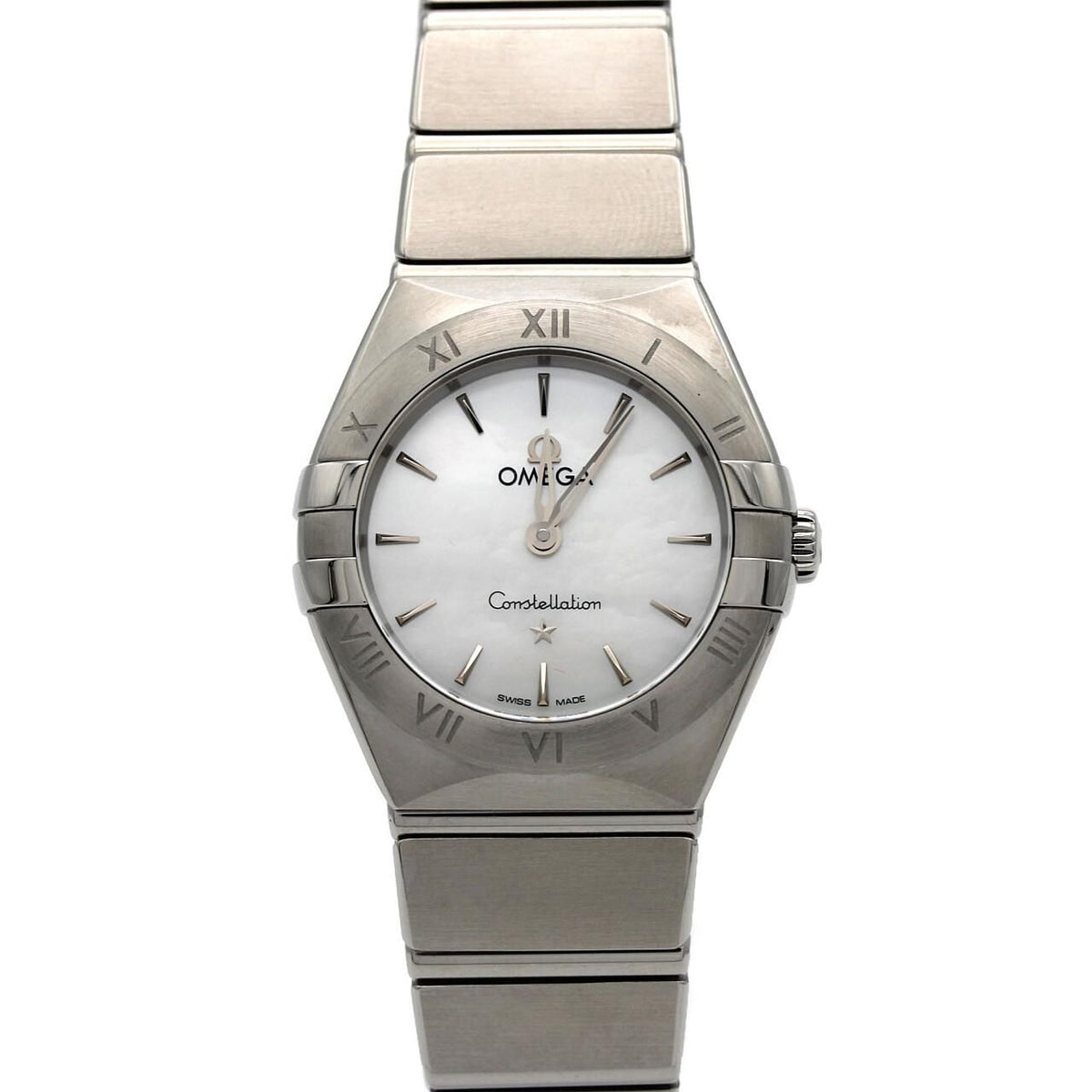 Omega Constellation Manhattan 131.10.25.60.05.001 – tarcza z masy perłowej, stalowa bransoleta