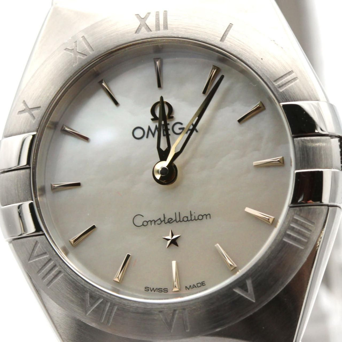 Omega Constellation Manhattan 131.10.25.60.05.001 – tarcza z masy perłowej, stalowa bransoleta