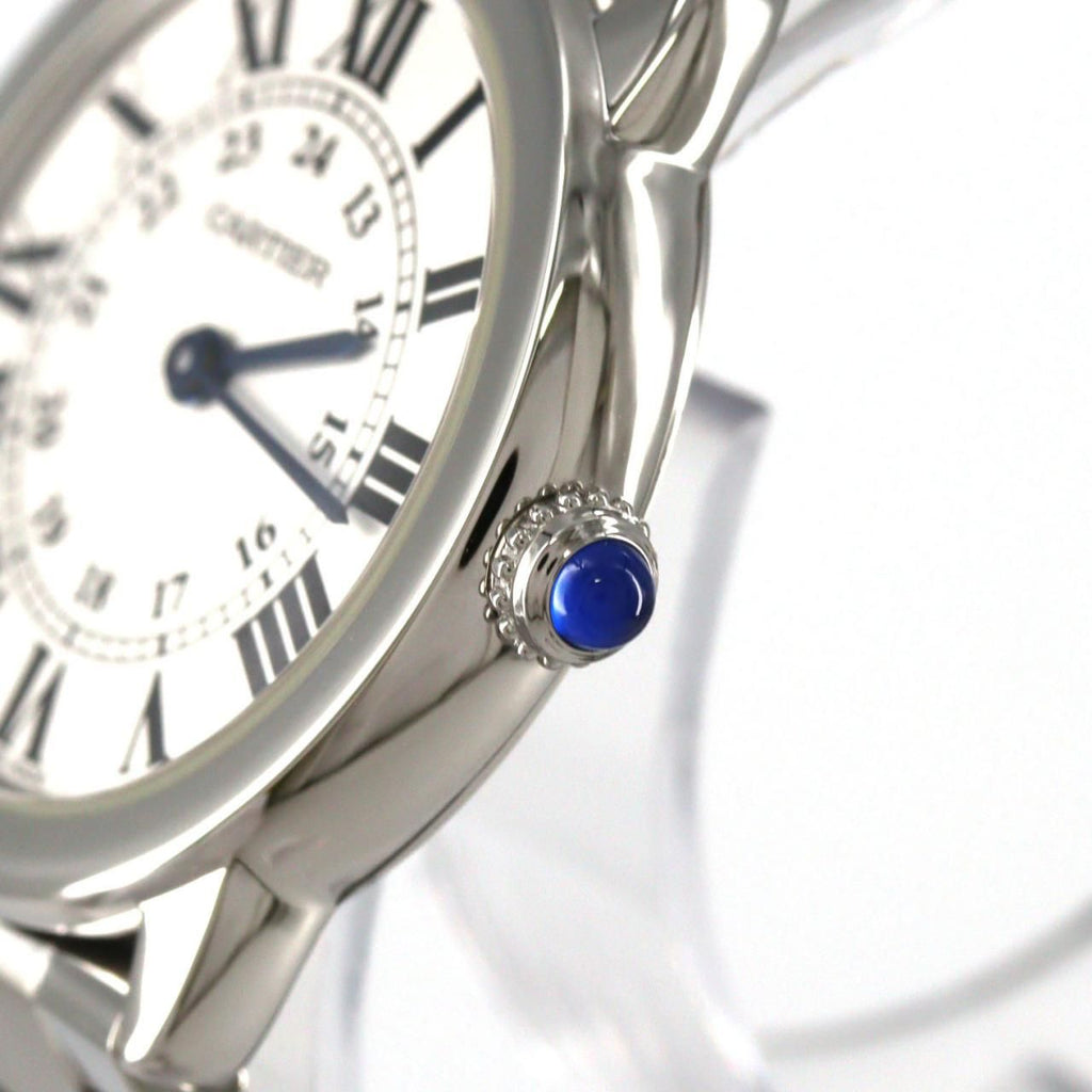 Cartier Ronde Solo SM W6701004 – srebrna tarcza z rzymskimi cyframi, stalowa bransoleta