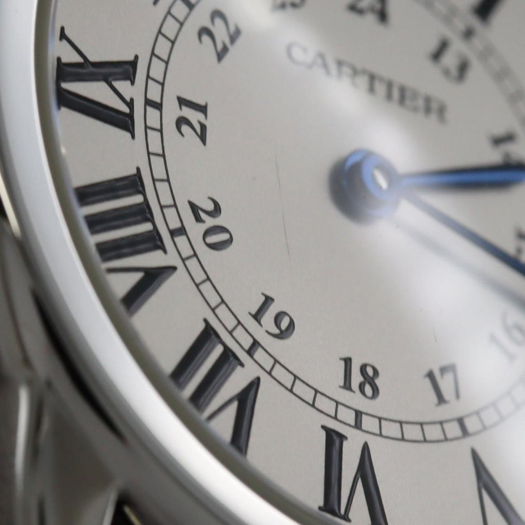 Cartier Ronde Solo SM W6701004 – srebrna tarcza z rzymskimi cyframi, stalowa bransoleta