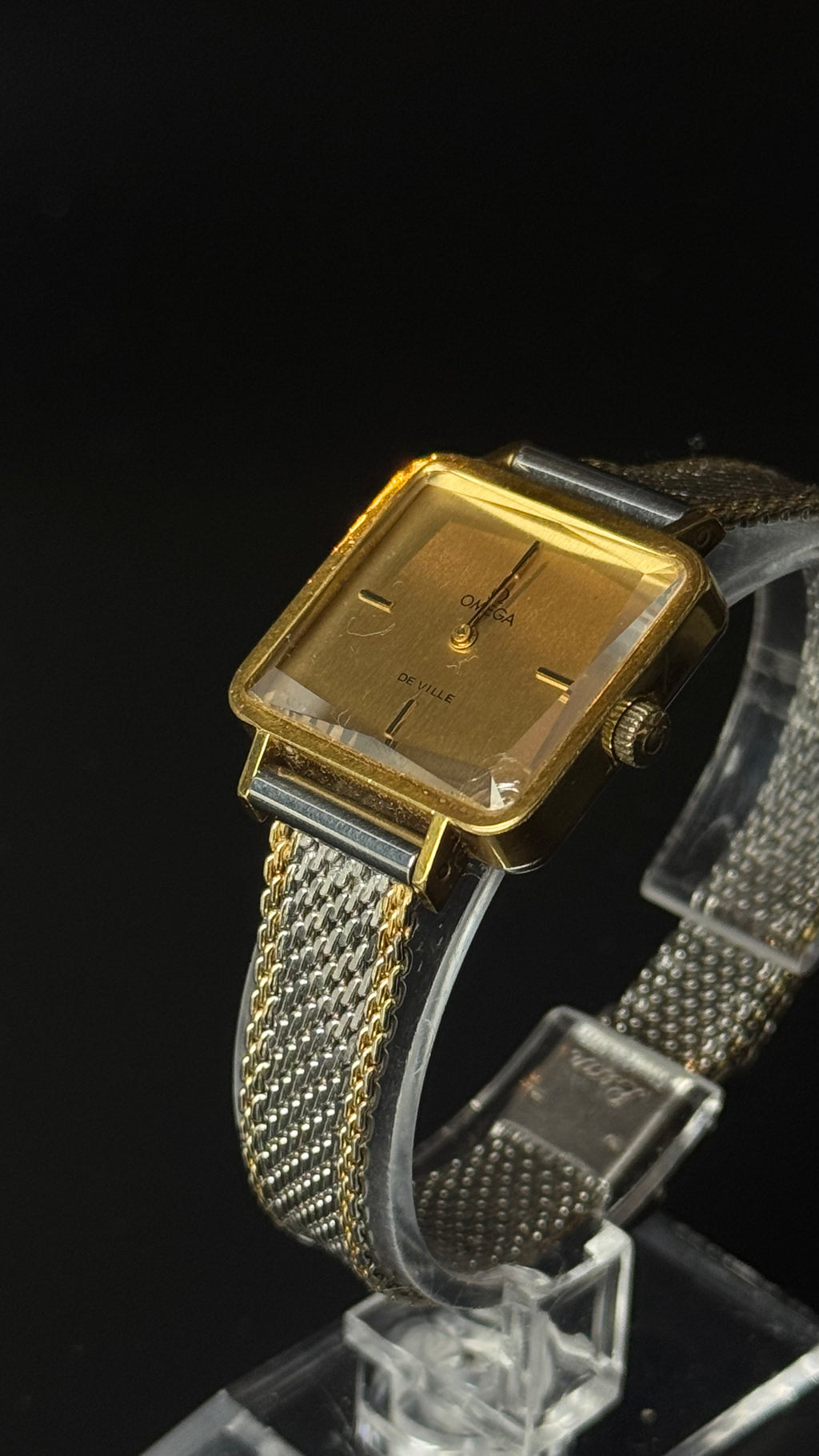 Omega De Ville – kwadratowy zegarek vintage ze złotą tarczą na dwukolorowej bransolecie