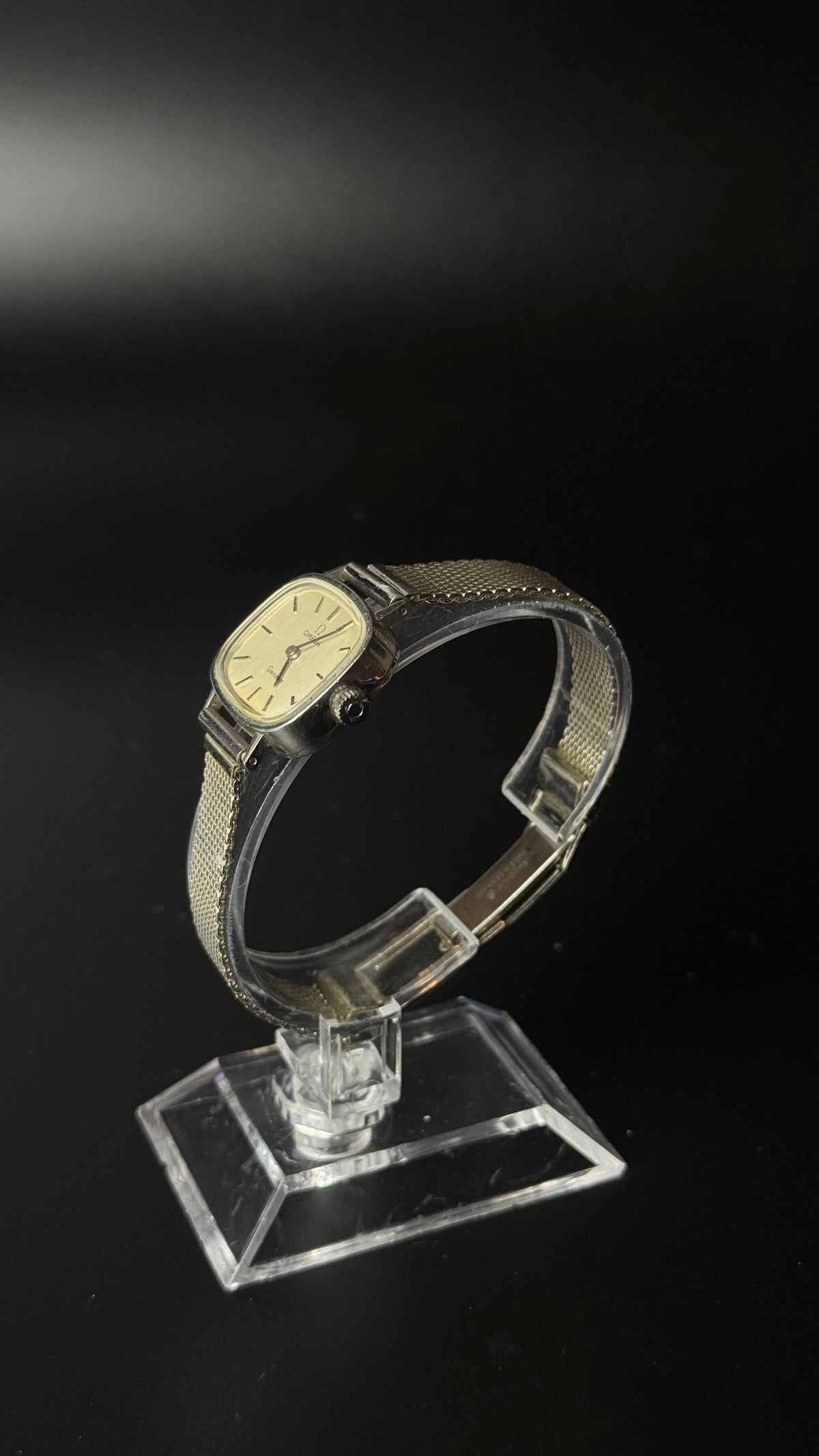 Omega Genève – zegarek vintage z szampańską tarczą na bransolecie mesh