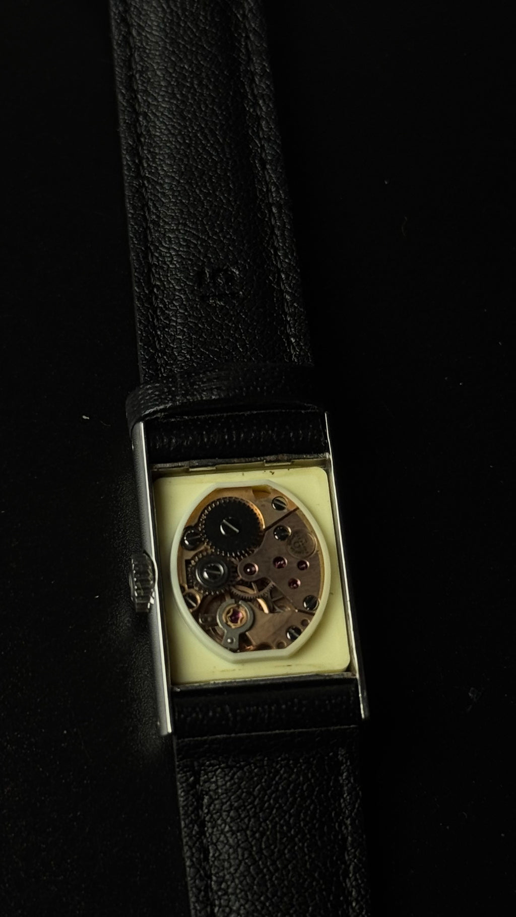 Omega De Ville – prostokątny zegarek vintage z geometryczną tarczą na czarnym pasku