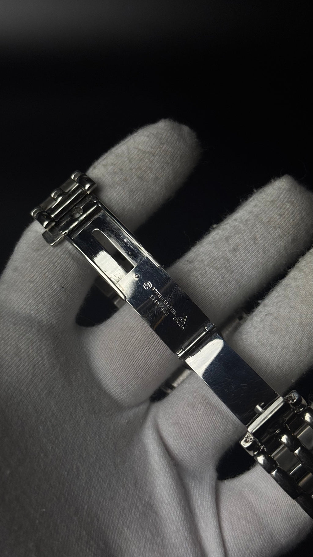 Omega De Ville – złota tarcza, cyfry rzymskie, stalowa bransoleta, datownik