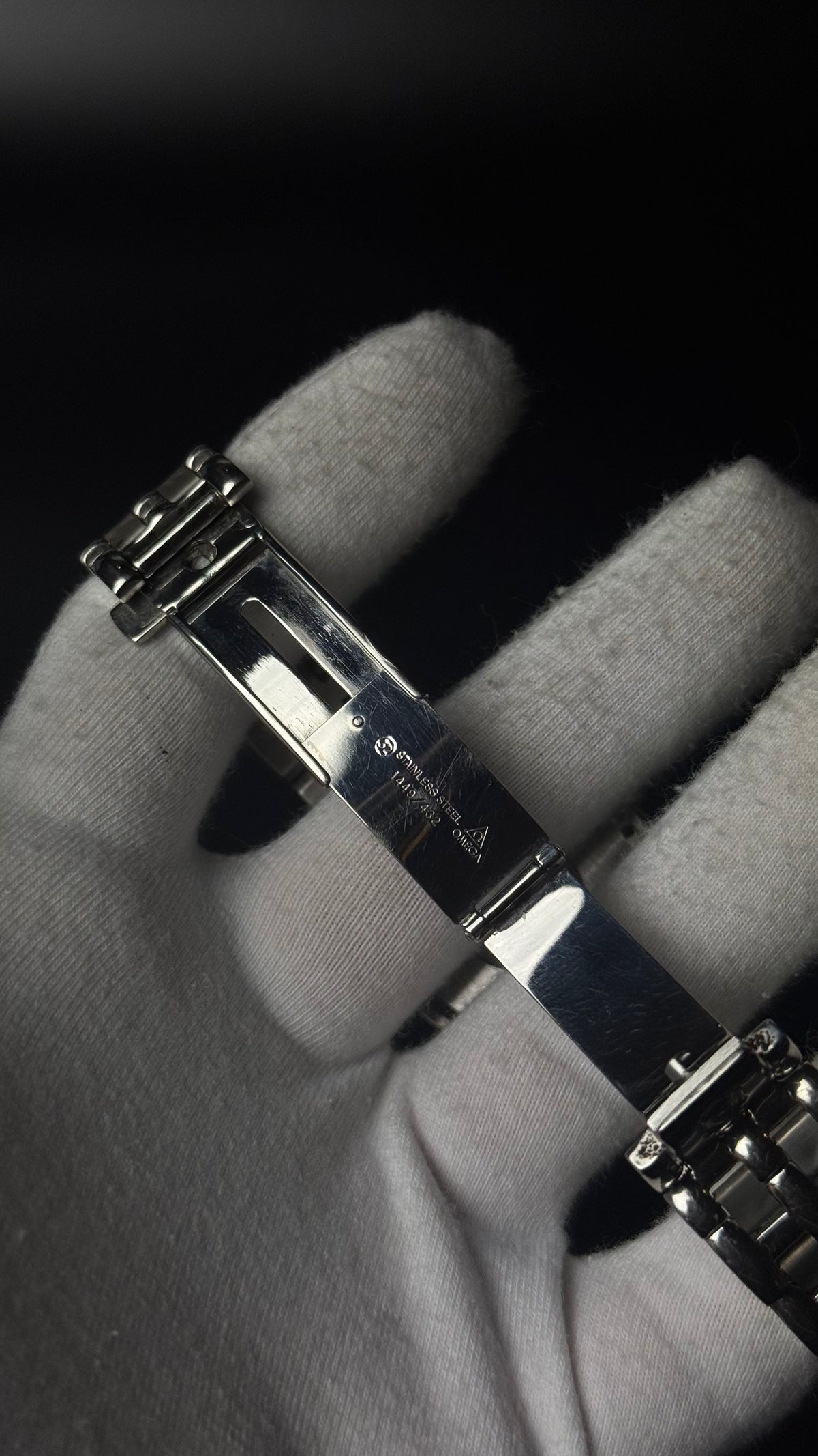 Omega De Ville – złota tarcza, cyfry rzymskie, stalowa bransoleta, datownik