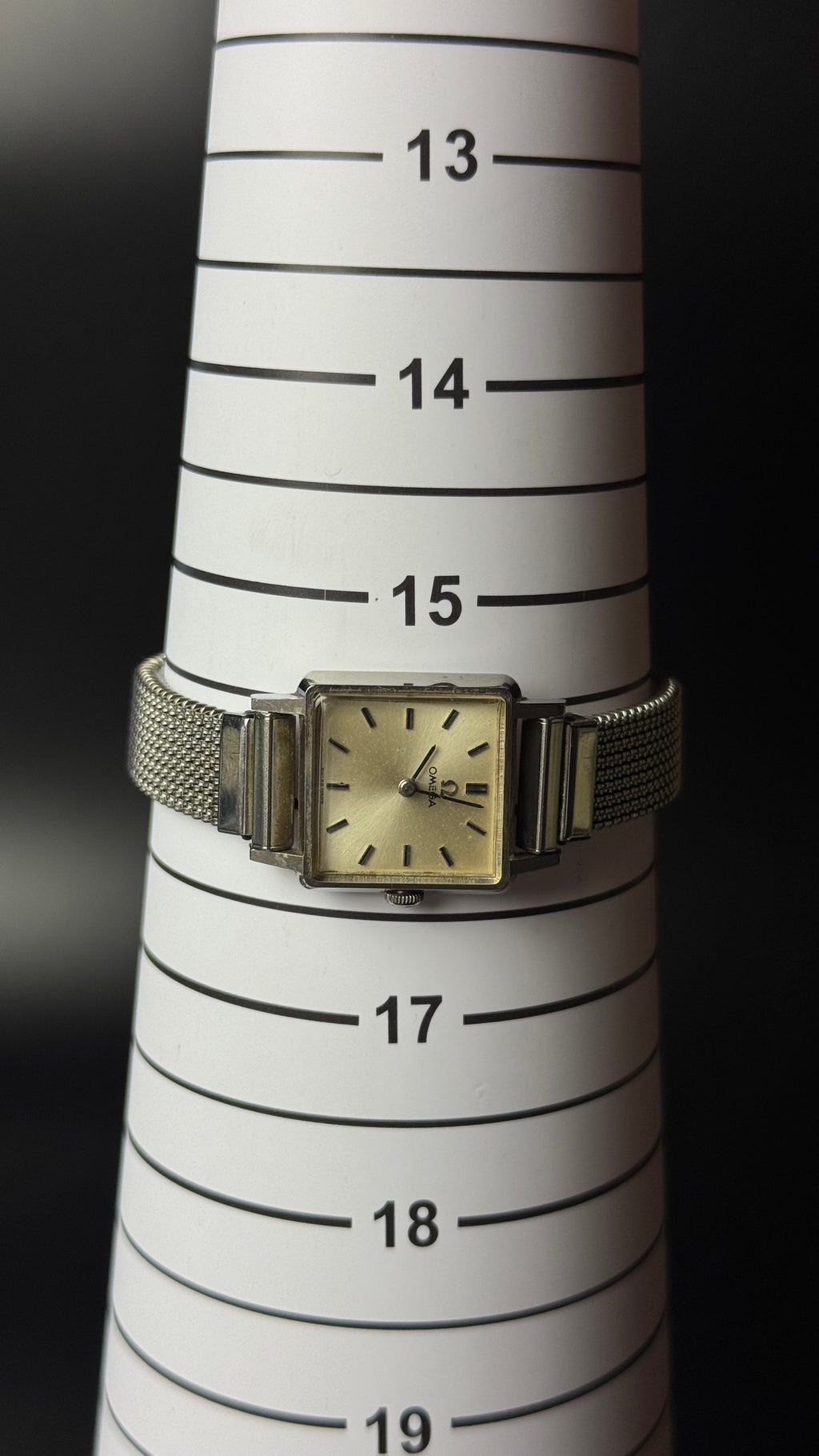 Omega – kwadratowy zegarek vintage z szampańską tarczą na bransolecie mesh