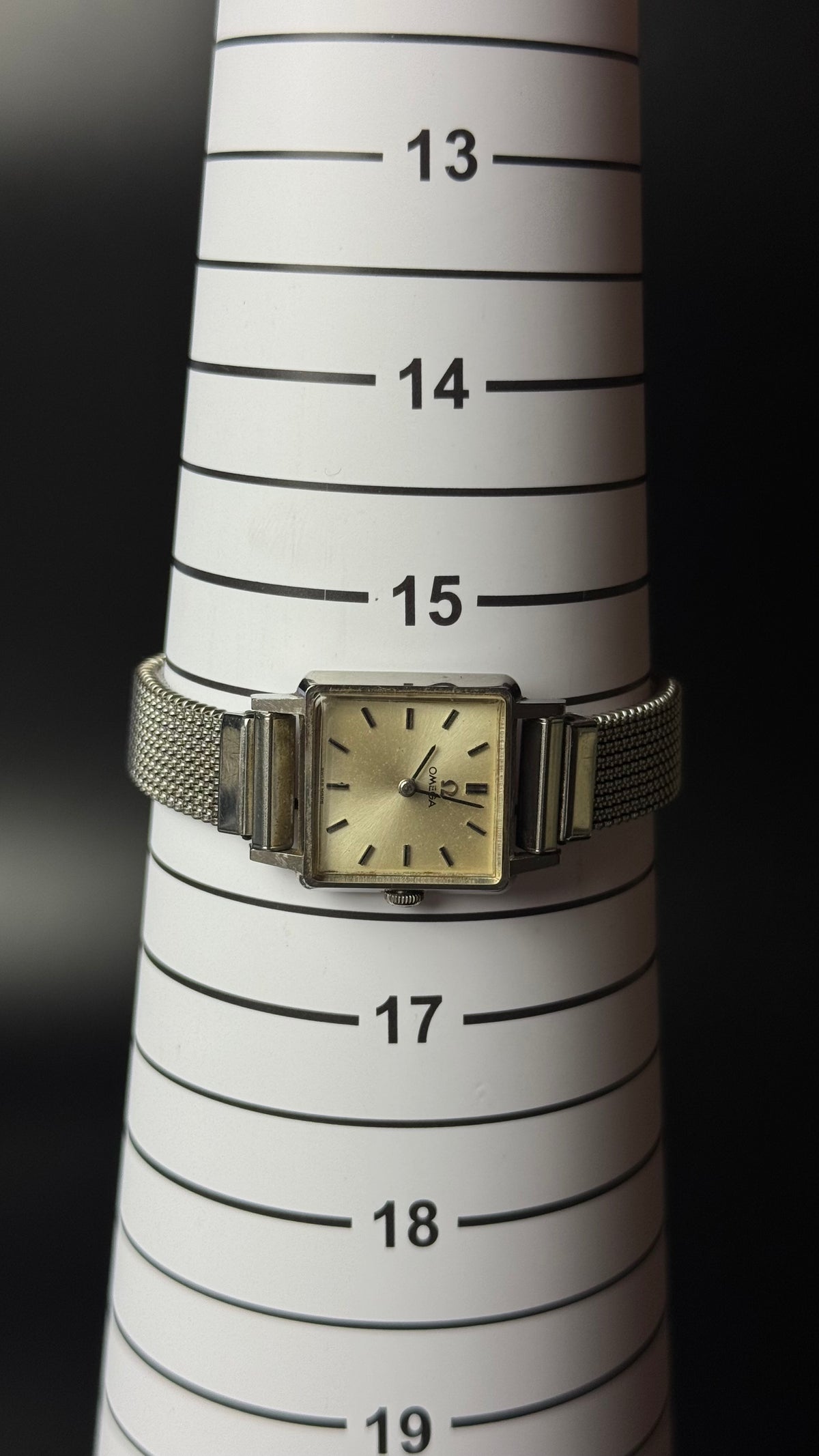 Omega – kwadratowy zegarek vintage z szampańską tarczą na bransolecie mesh