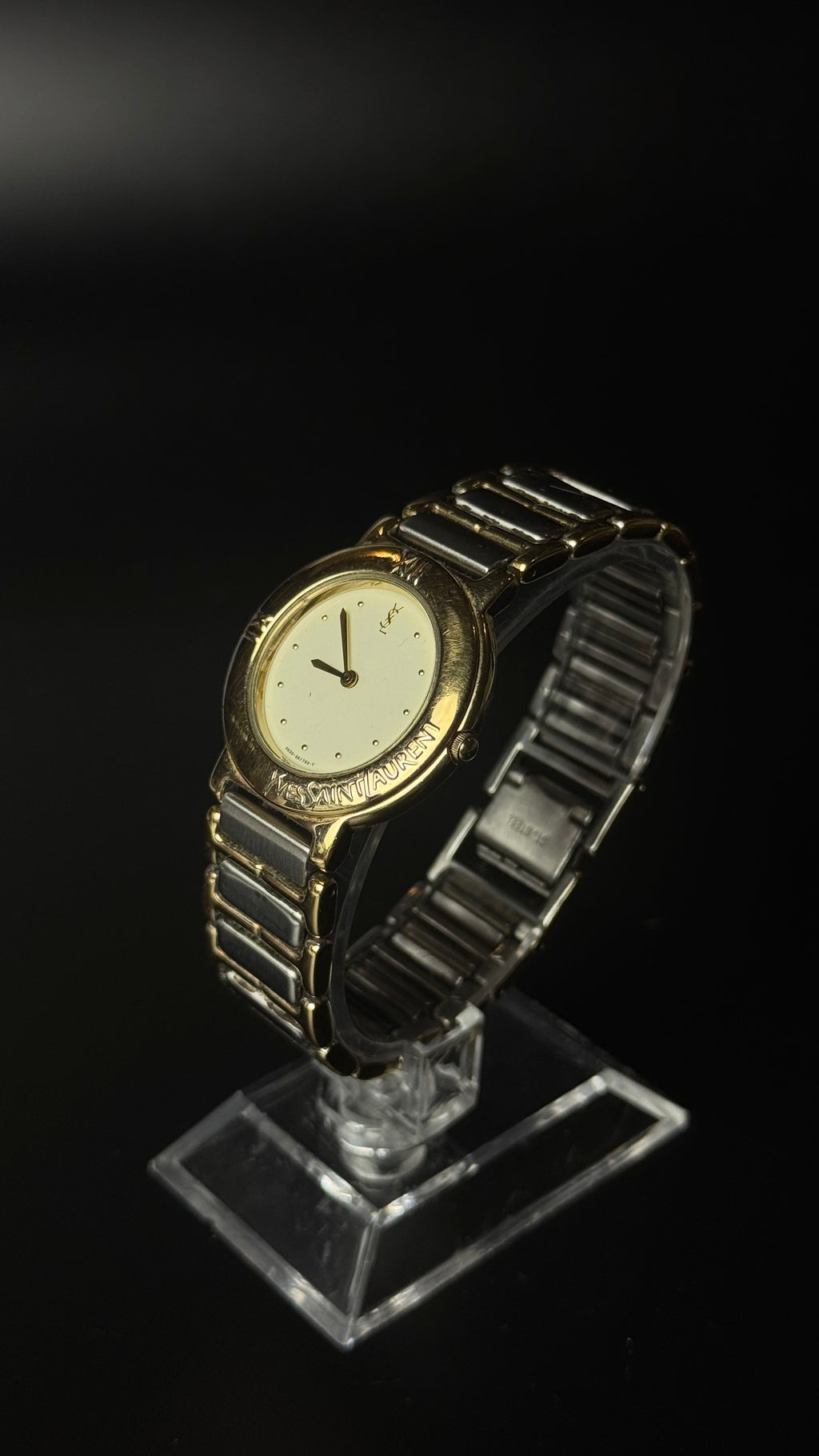 Yves Saint Laurent YSL – kremowa tarcza, złota koperta, dwukolorowa bransoleta