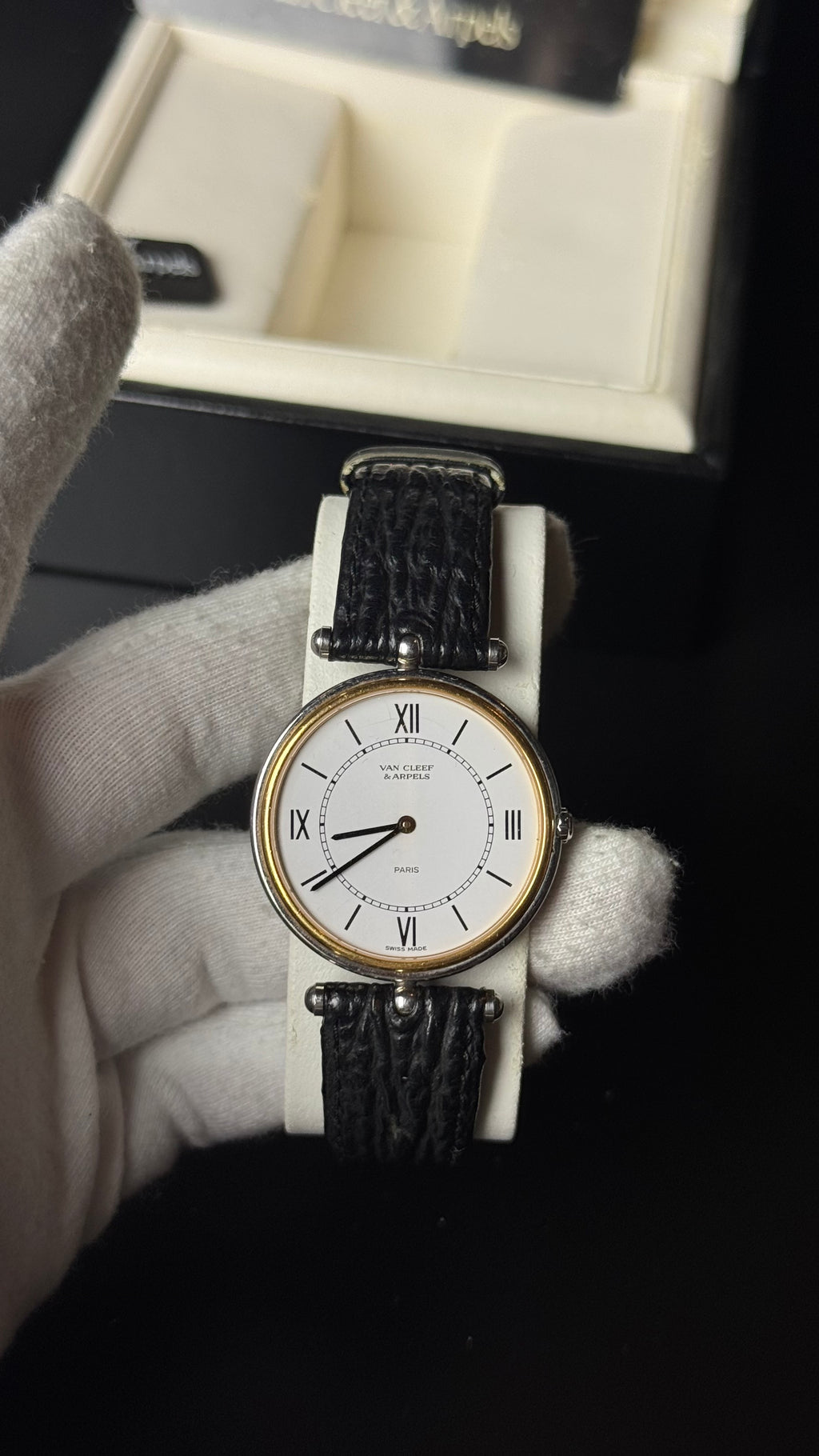 Van Cleef & Arpels La Collection – zegarek vintage z białą tarczą i dwukolorową kopertą
