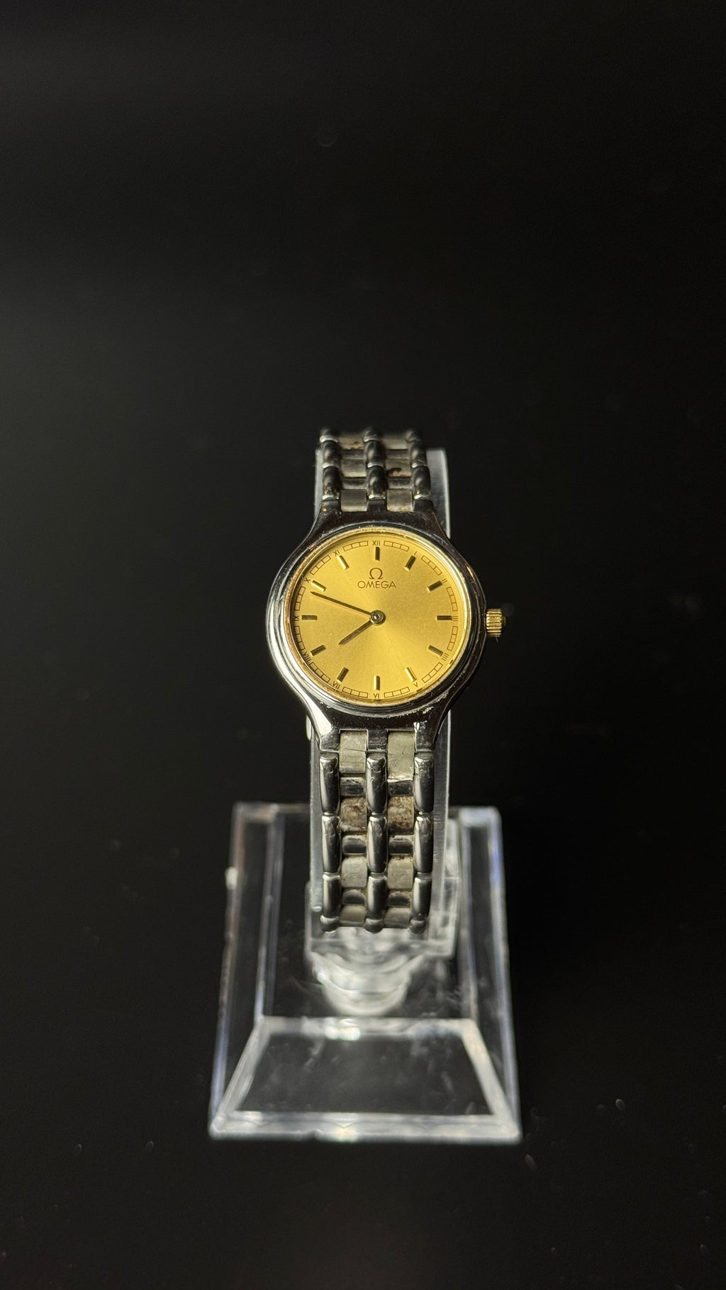 Omega – złota tarcza, srebrna bransoleta