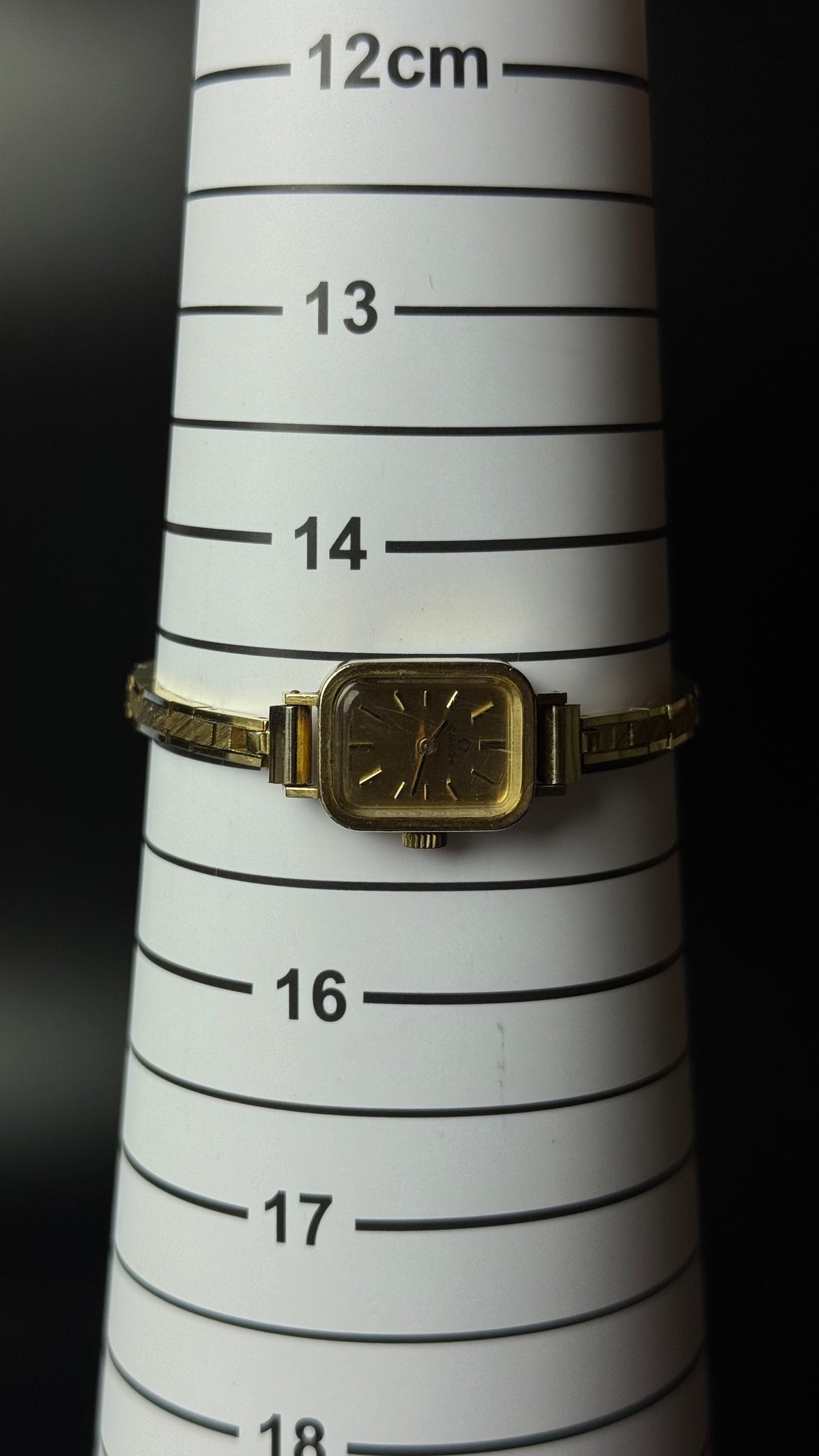 Omega – prostokątny zegarek vintage w złotym kolorze na ozdobnej bransolecie