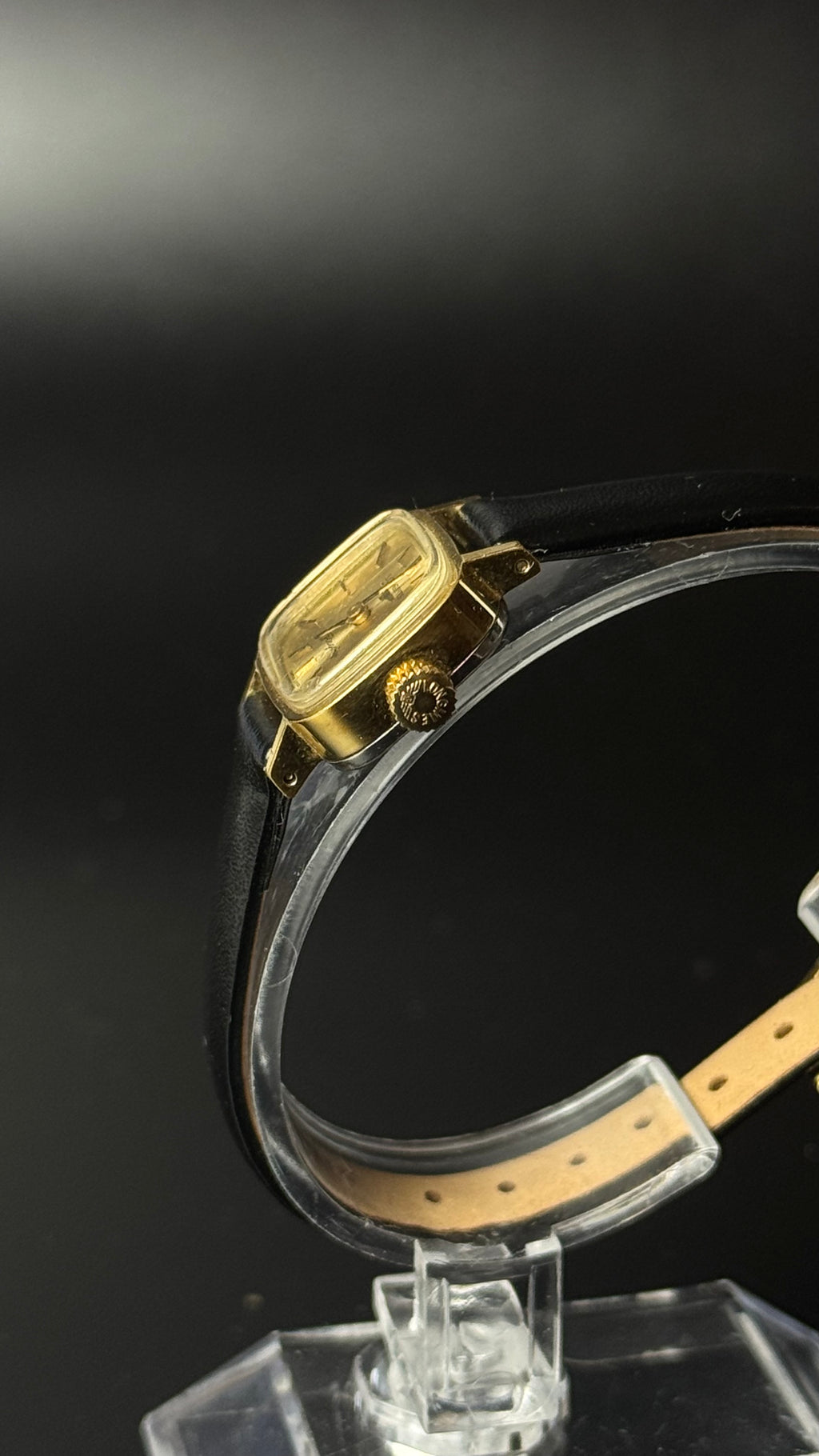 Longines Flagship – złota tarcza, poduszkowa koperta, czarny pasek