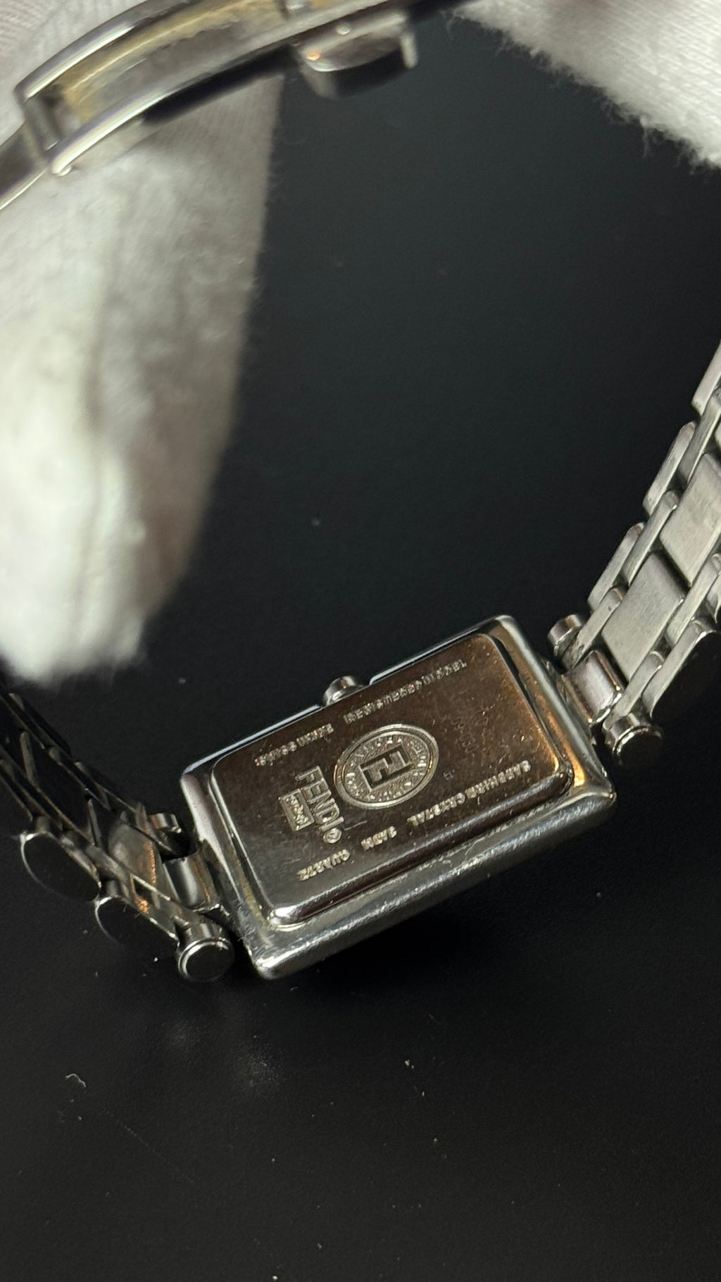Fendi – prostokątny zegarek vintage z miedzianą tarczą na srebrnej bransolecie