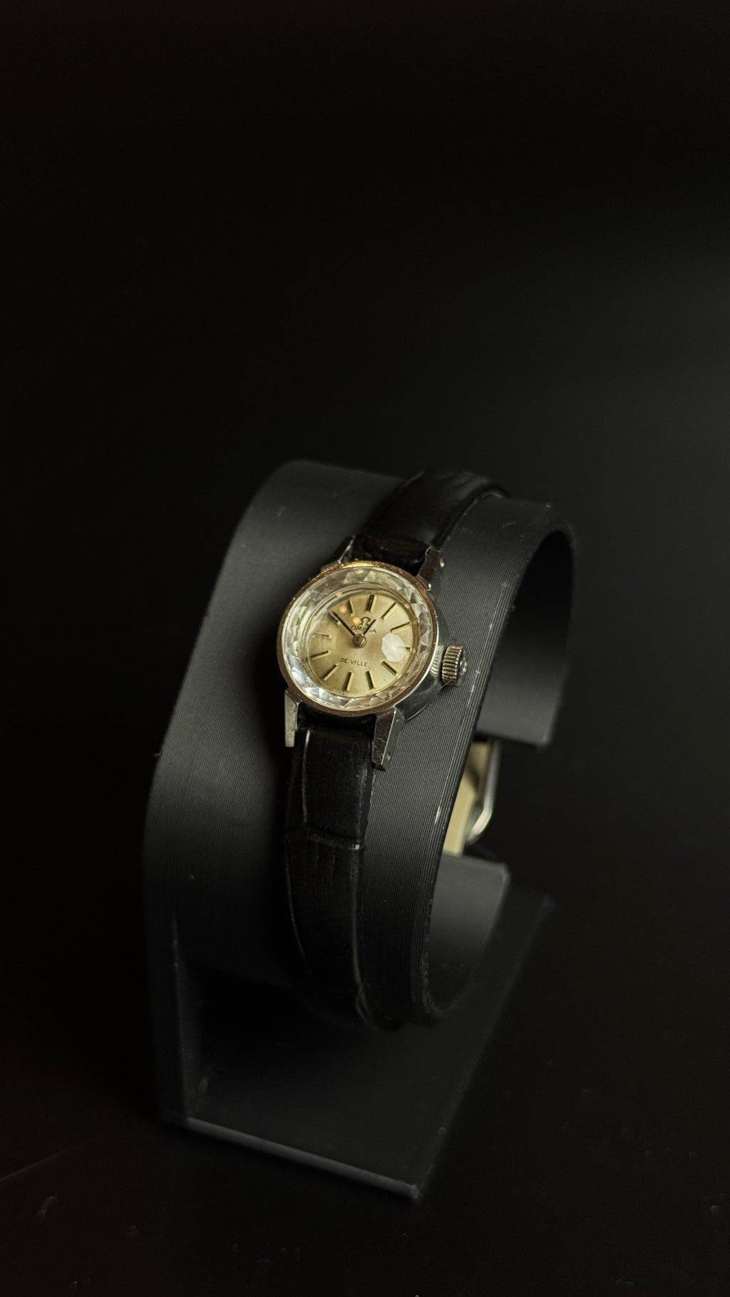 Omega De Ville – damski zegarek vintage z fasetowanym szkłem