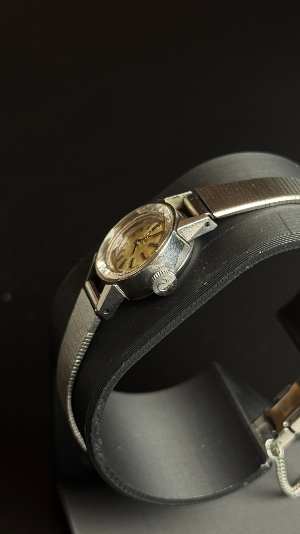 Omega – damski zegarek vintage z fasetowanym szkłem