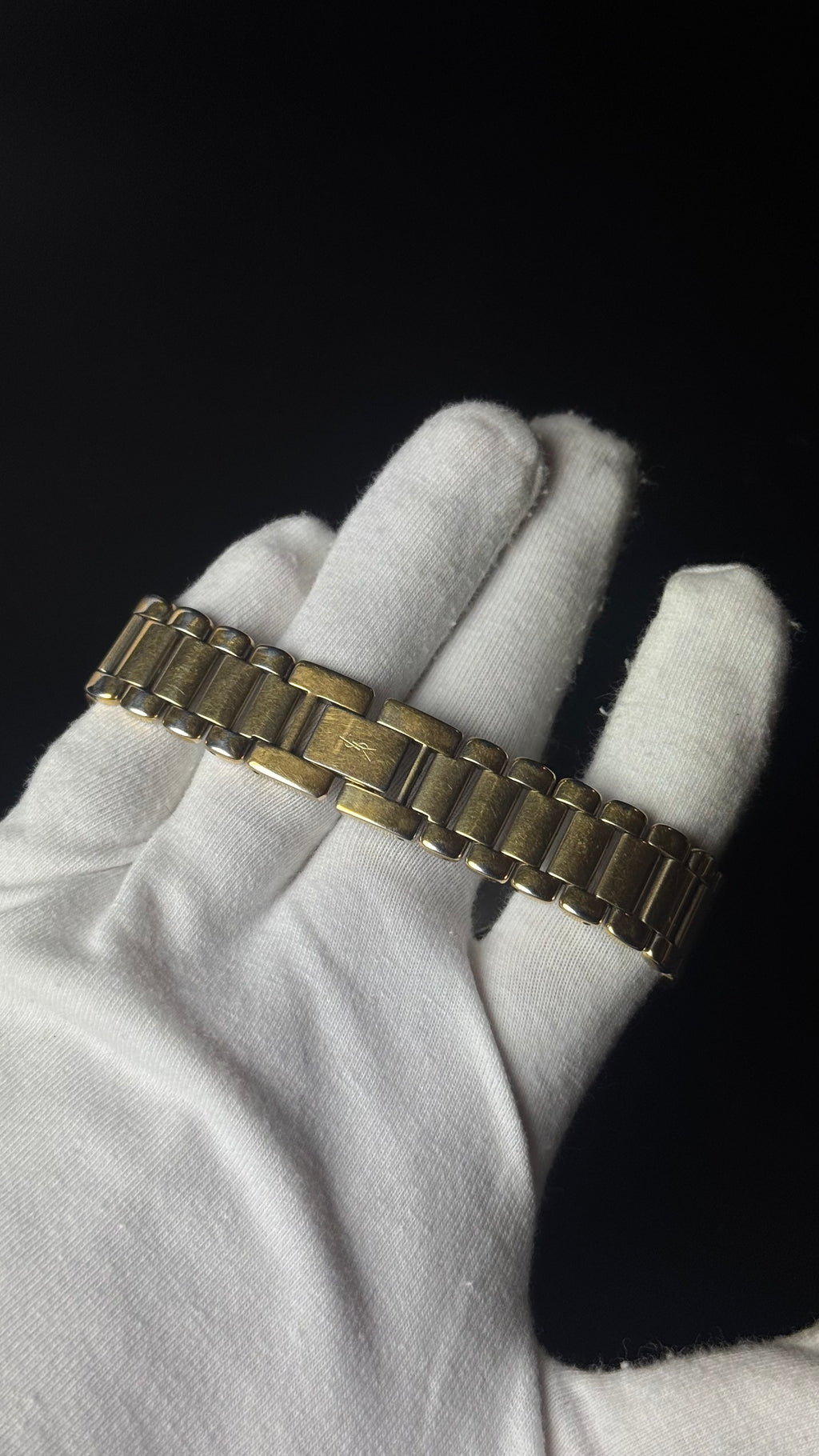 Yves Saint Laurent – zegarek vintage z kremową tarczą na złotej bransolecie