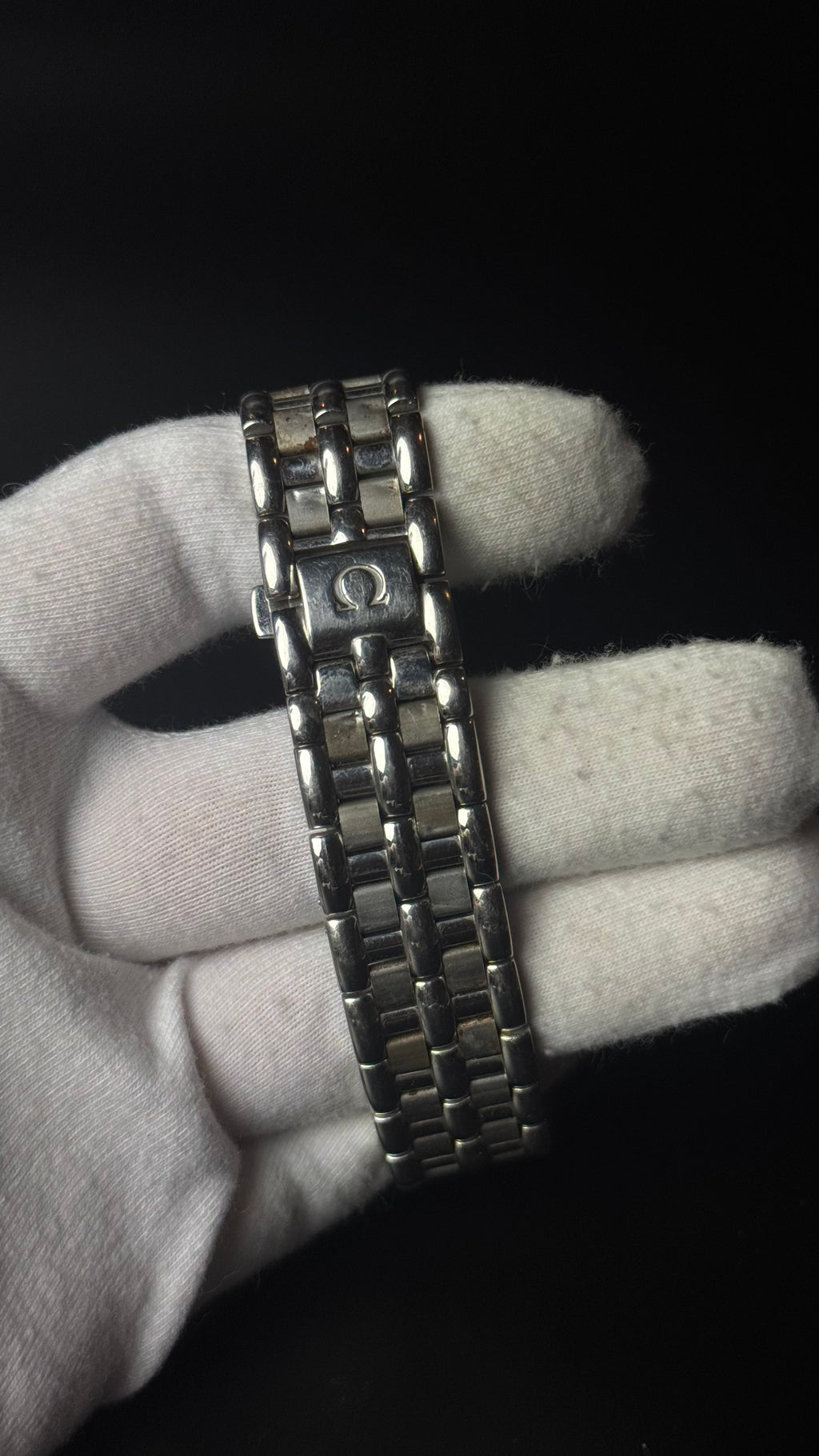 Omega – złota tarcza, cyfry rzymskie, datownik, srebrna bransoleta