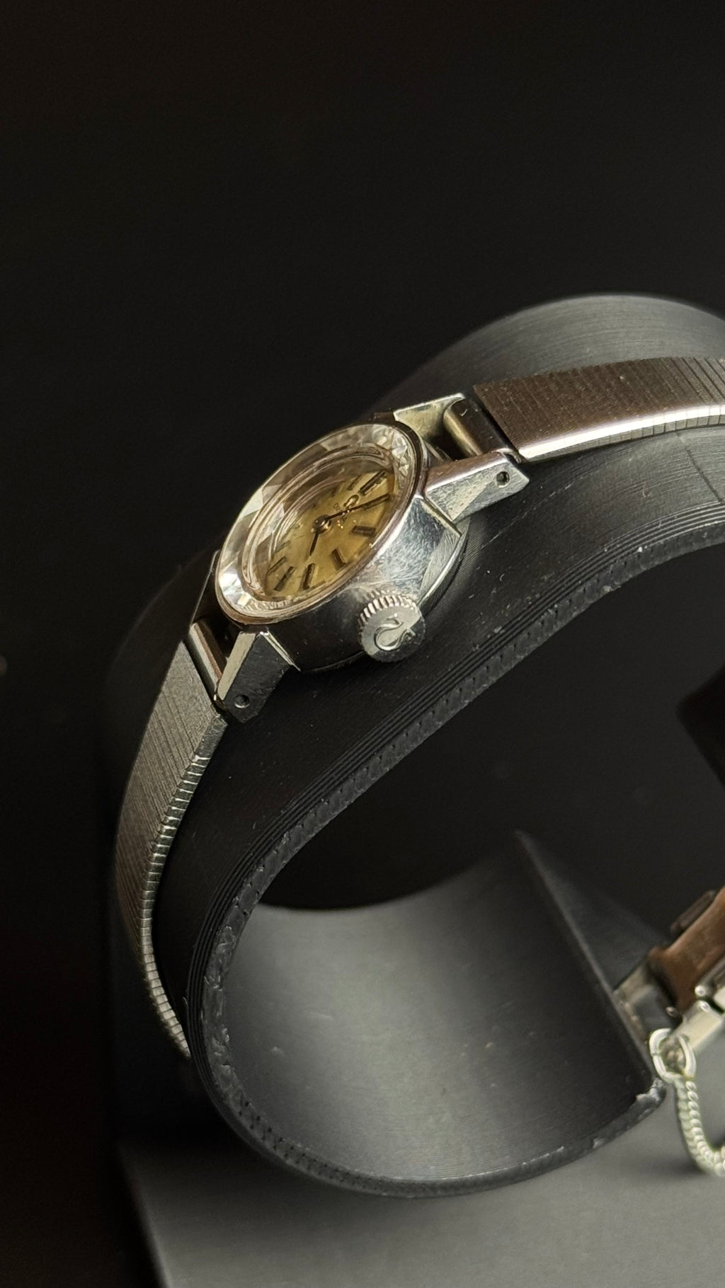 Omega – damski zegarek vintage z fasetowanym szkłem