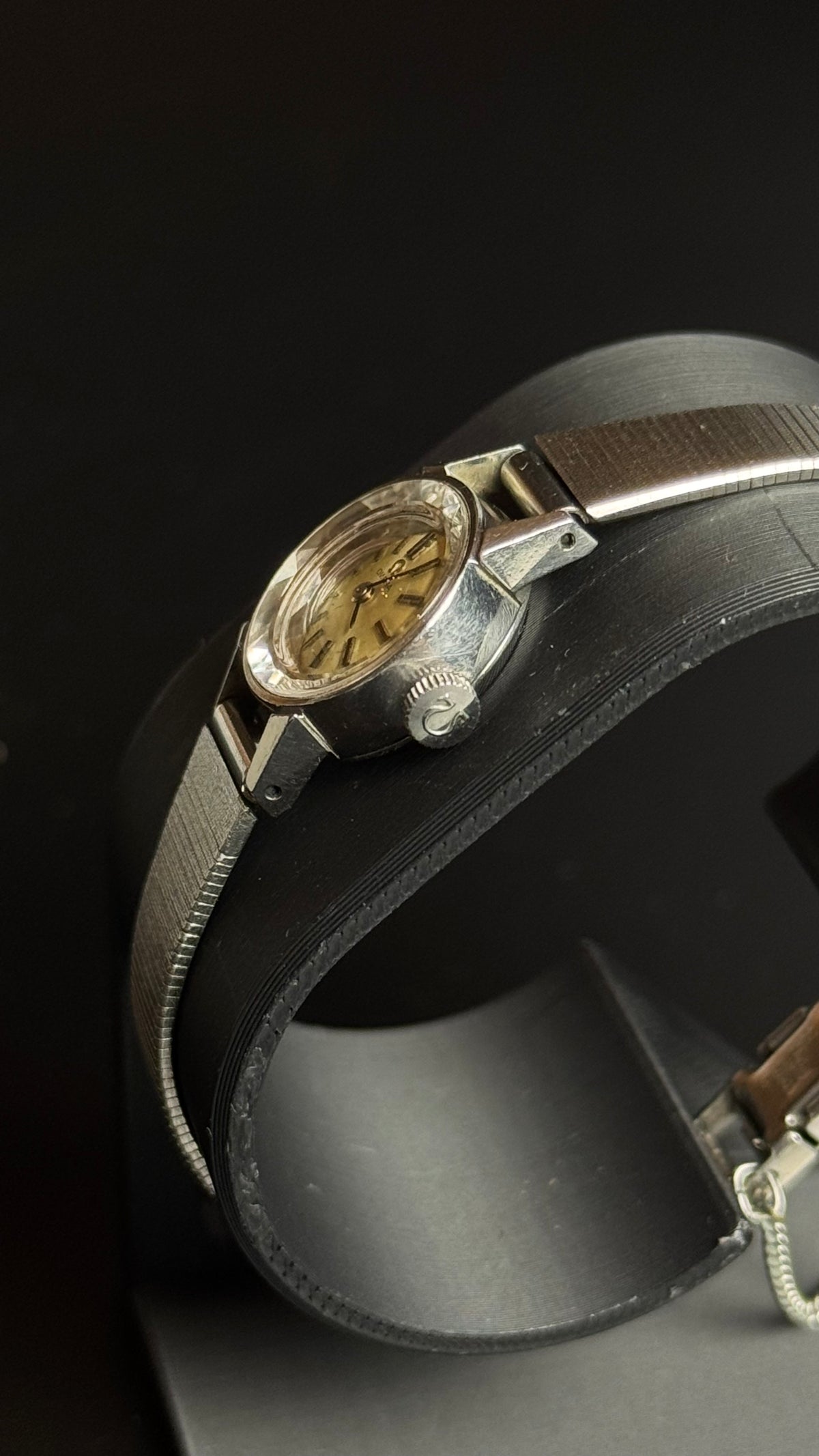 Omega – damski zegarek vintage z fasetowanym szkłem