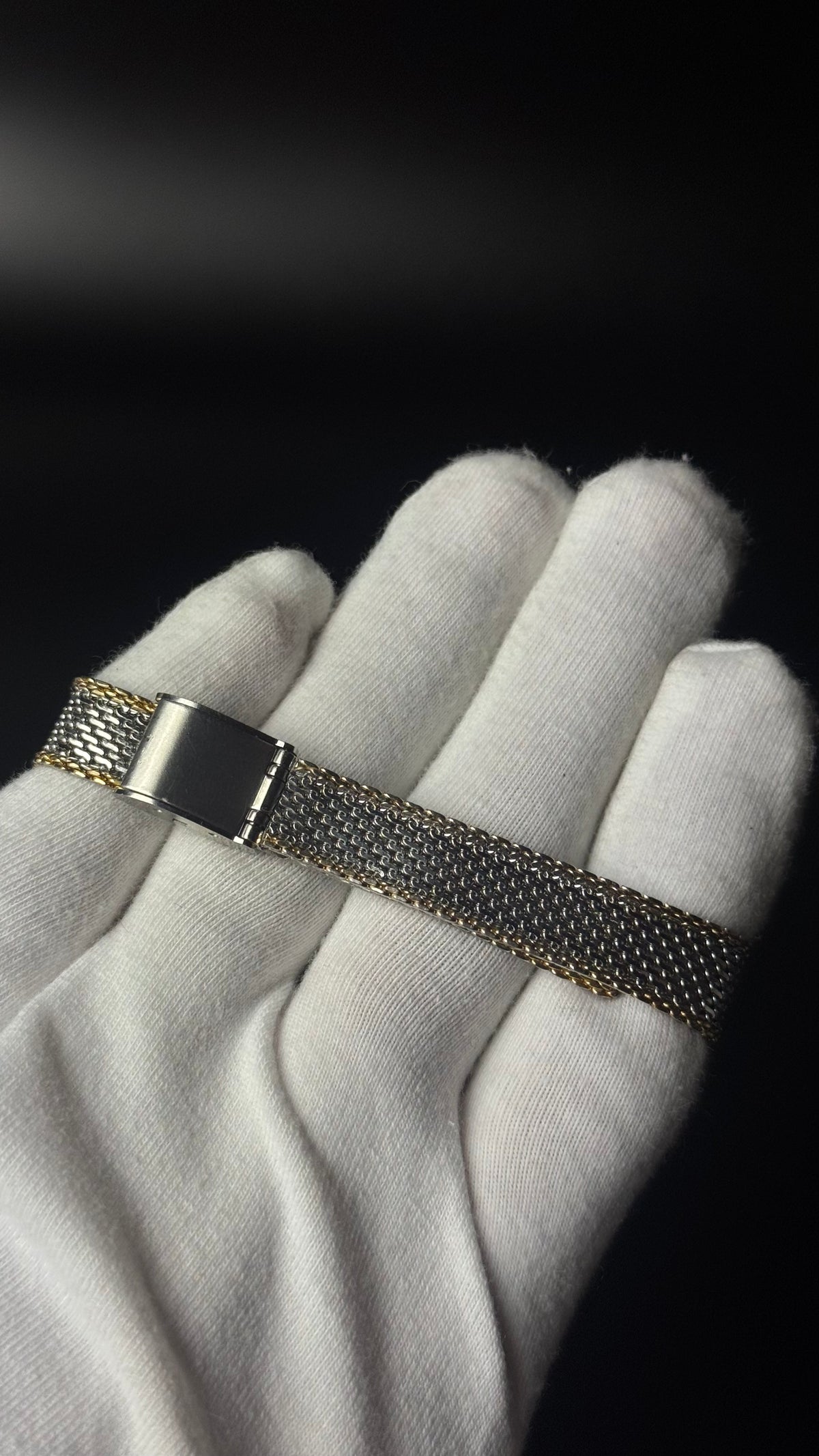 Omega De Ville – kwadratowy zegarek vintage ze złotą tarczą na dwukolorowej bransolecie