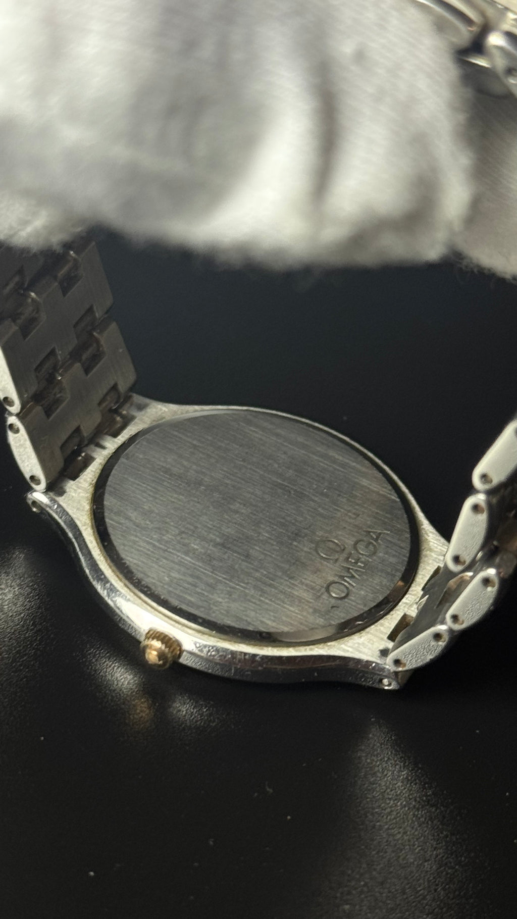 Omega – złota tarcza, srebrna bransoleta, datownik