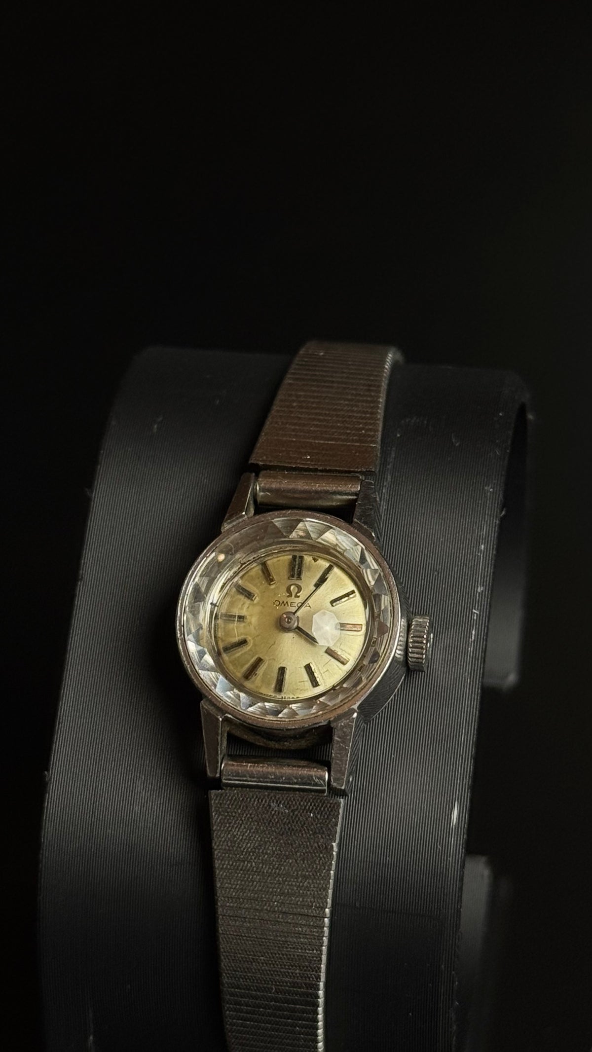 Omega – damski zegarek vintage z fasetowanym szkłem