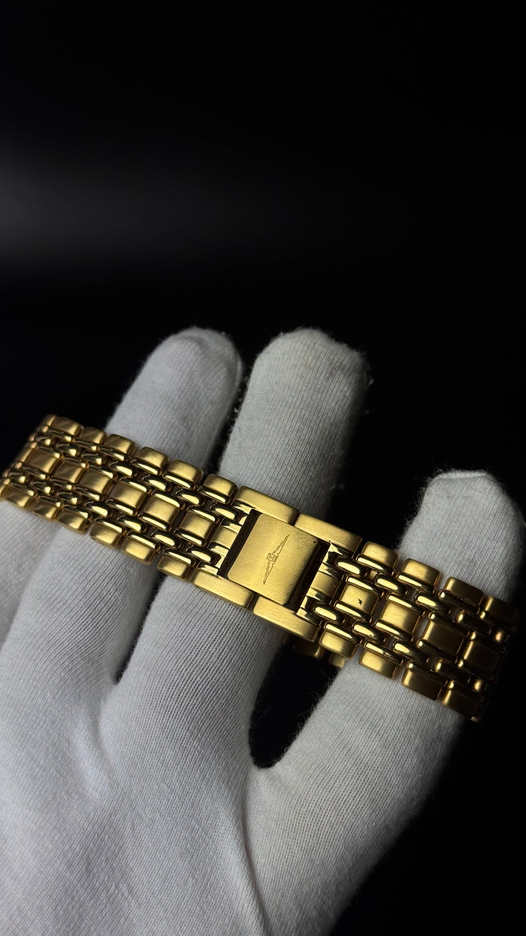 Longines – zegarek vintage z jasną tarczą i datownikiem na złotej bransolecie