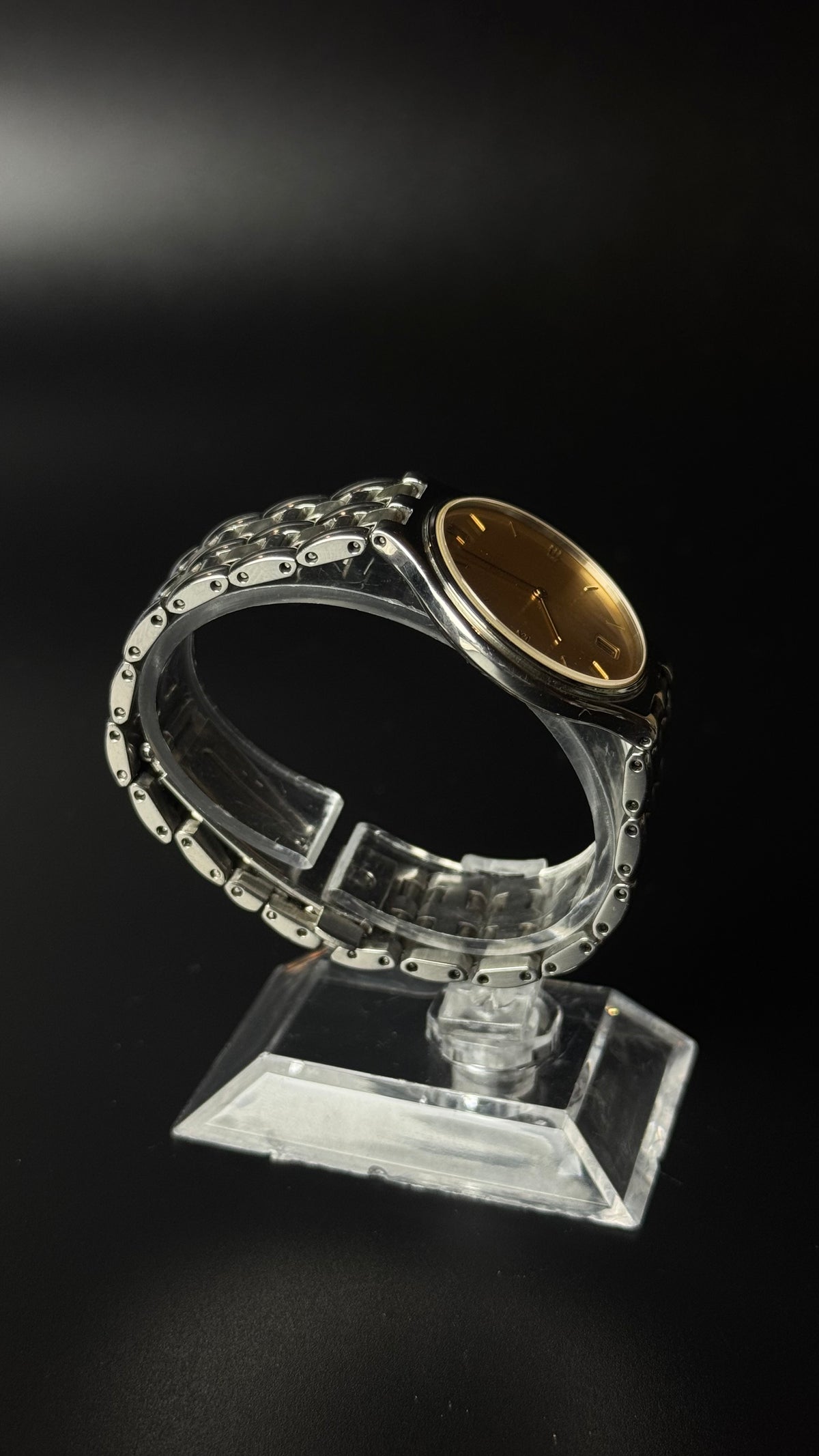 Omega De Ville – złota tarcza, cyfry rzymskie, stalowa bransoleta, datownik